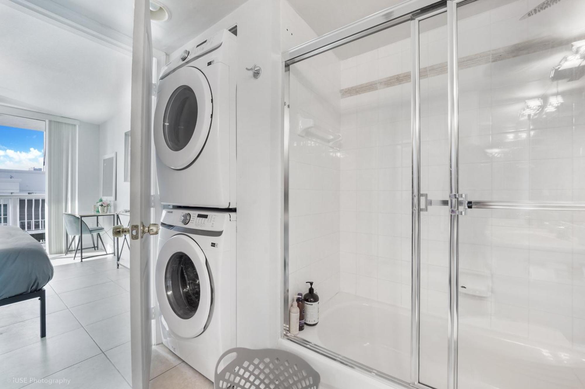 Apartment Stylish 2br With Skyline Views, Free Parking, Sleeps 8 *