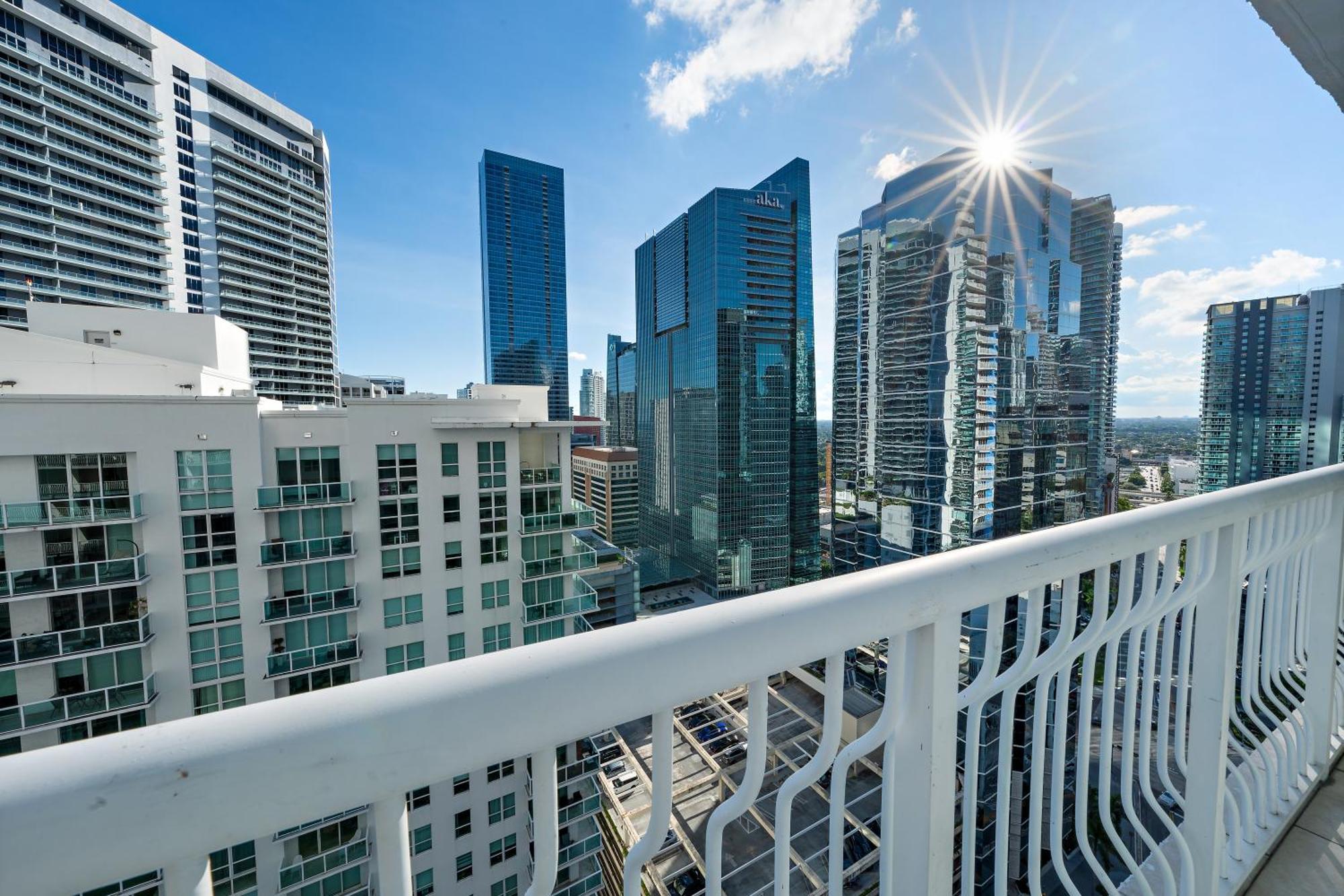 Stylish 2br With Skyline Views, Free Parking, Sleeps 8 Apartment Miami