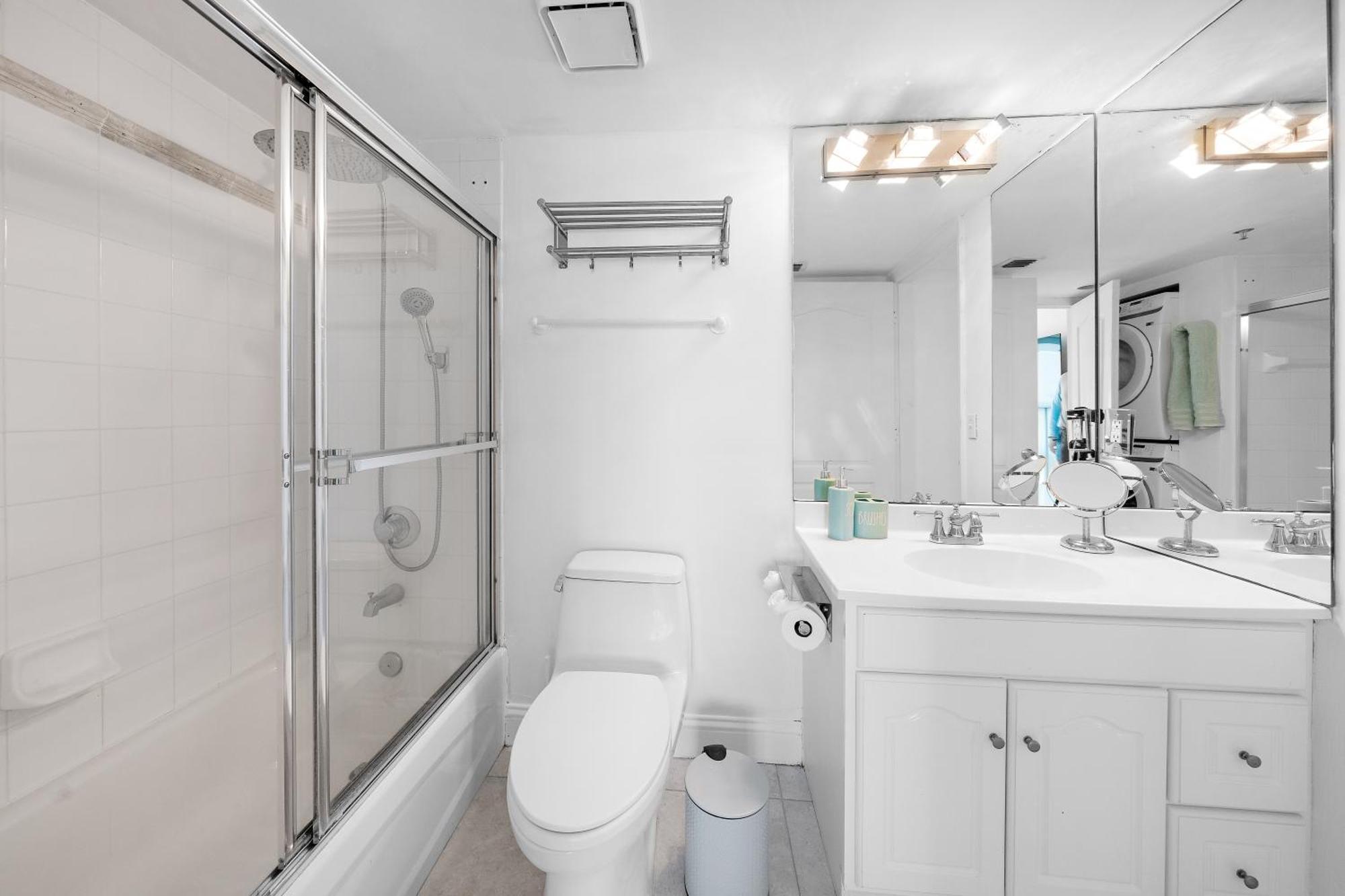 Stylish 2br With Skyline Views, Free Parking, Sleeps 8 Apartment *