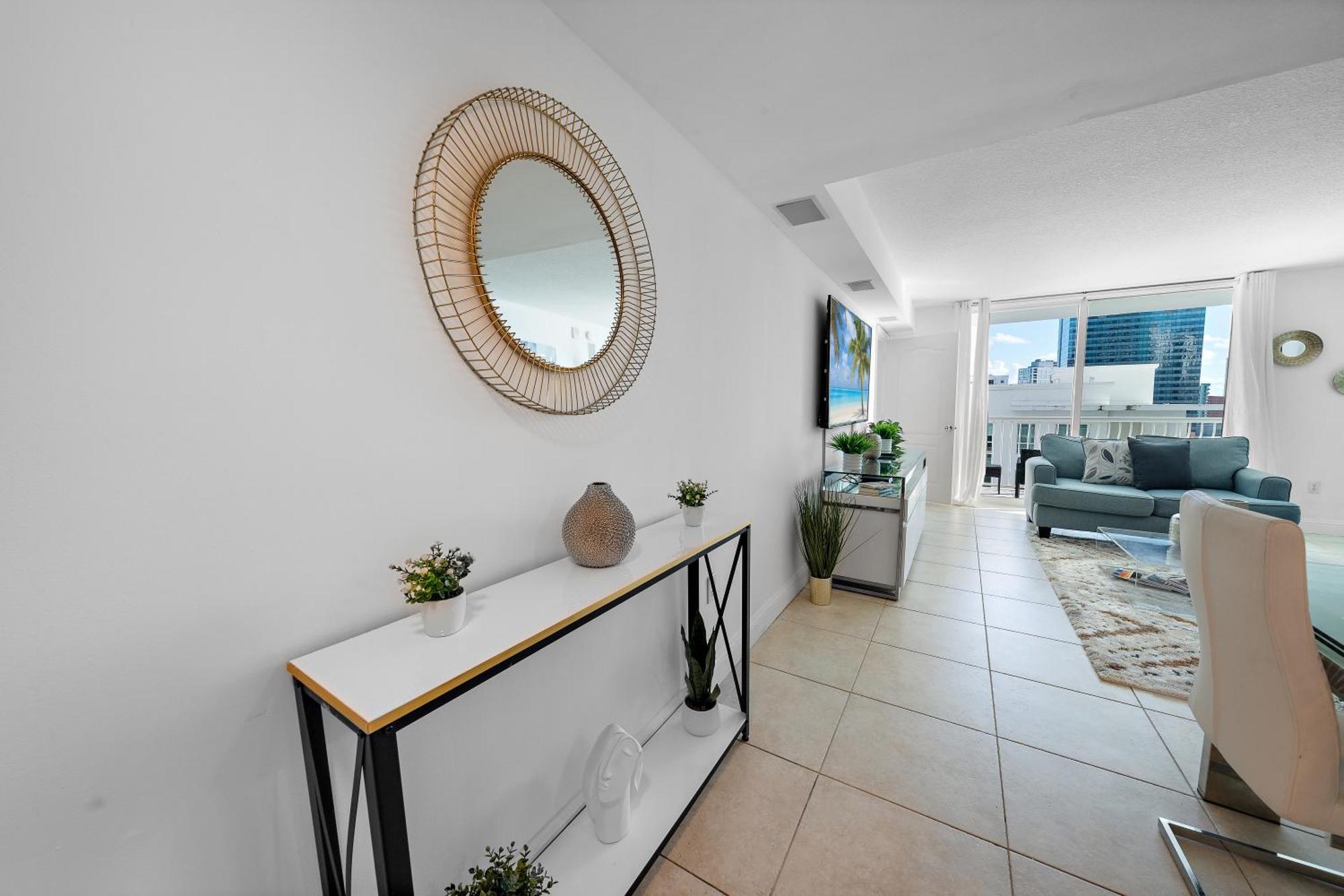 Stylish 2br With Skyline Views, Free Parking, Sleeps 8 Apartment Miami