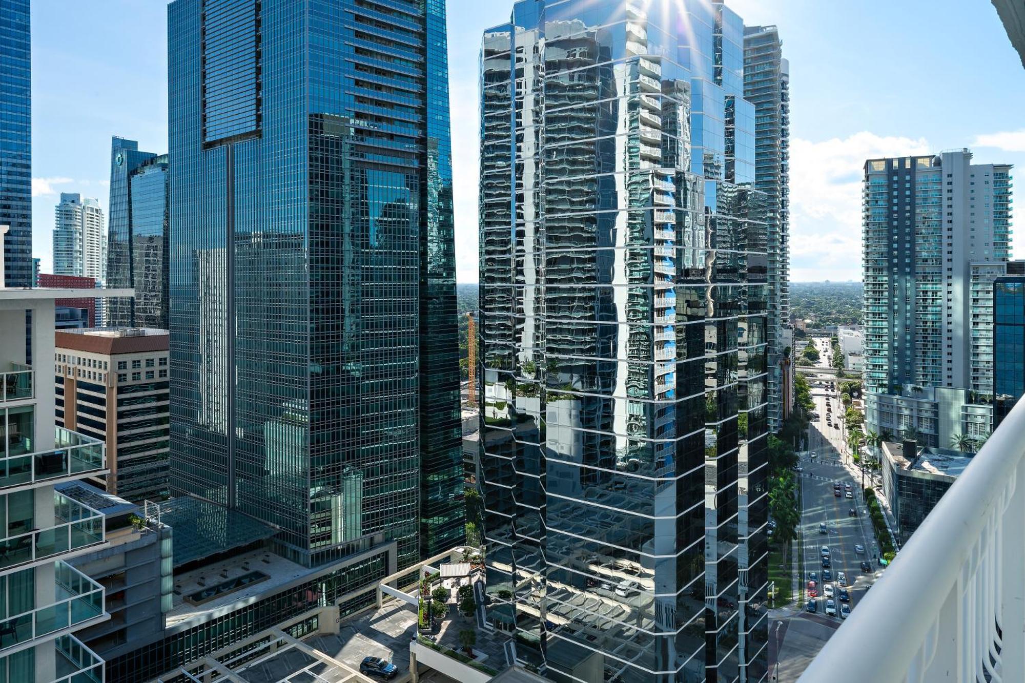 Stylish 2br With Skyline Views, Free Parking, Sleeps 8 Miami