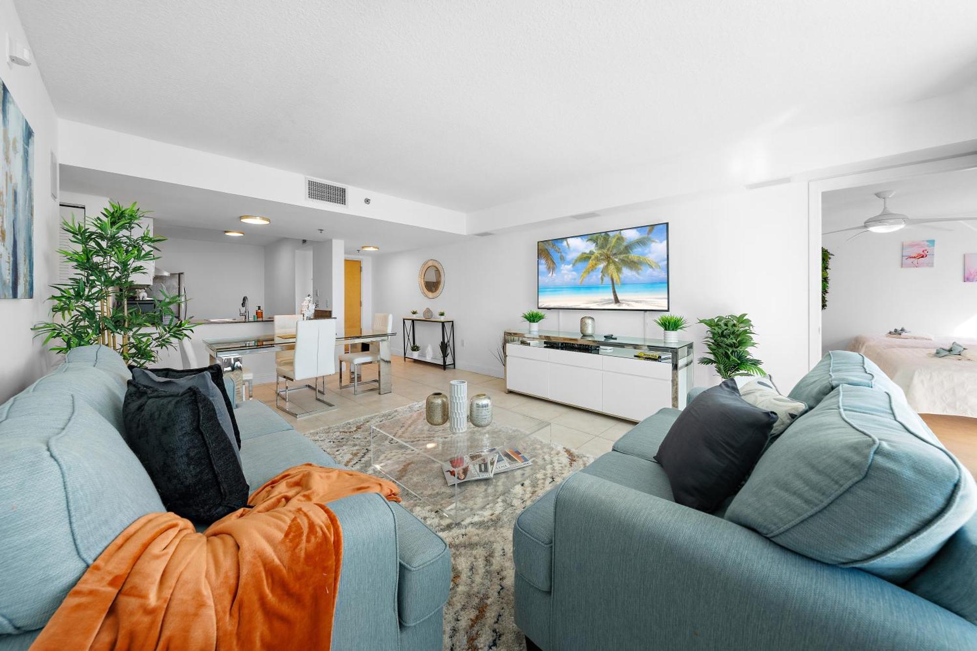 Apartment Stylish 2br With Skyline Views, Free Parking, Sleeps 8