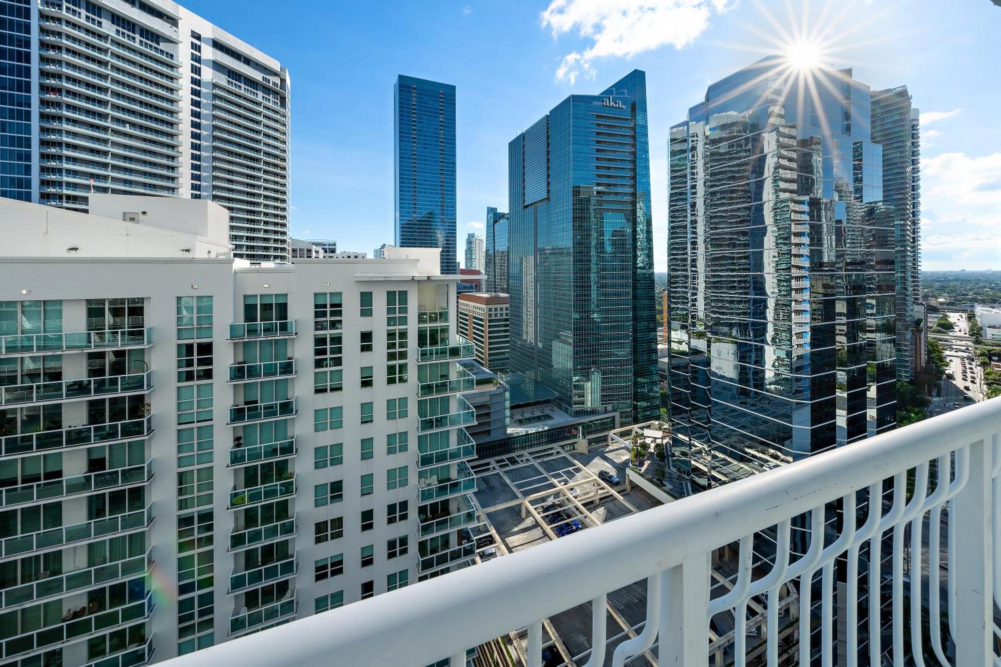 Stylish 2br With Skyline Views, Free Parking, Sleeps 8 Apartment Miami