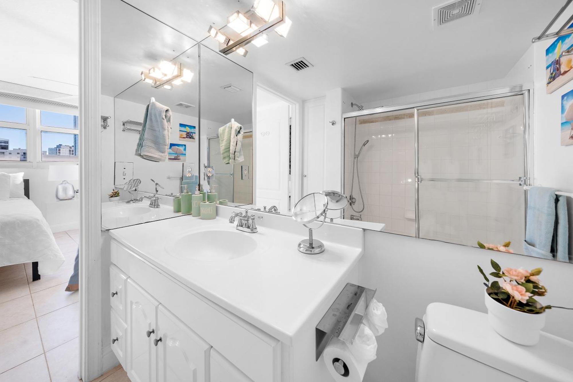 Stylish 2br With Skyline Views, Free Parking, Sleeps 8
