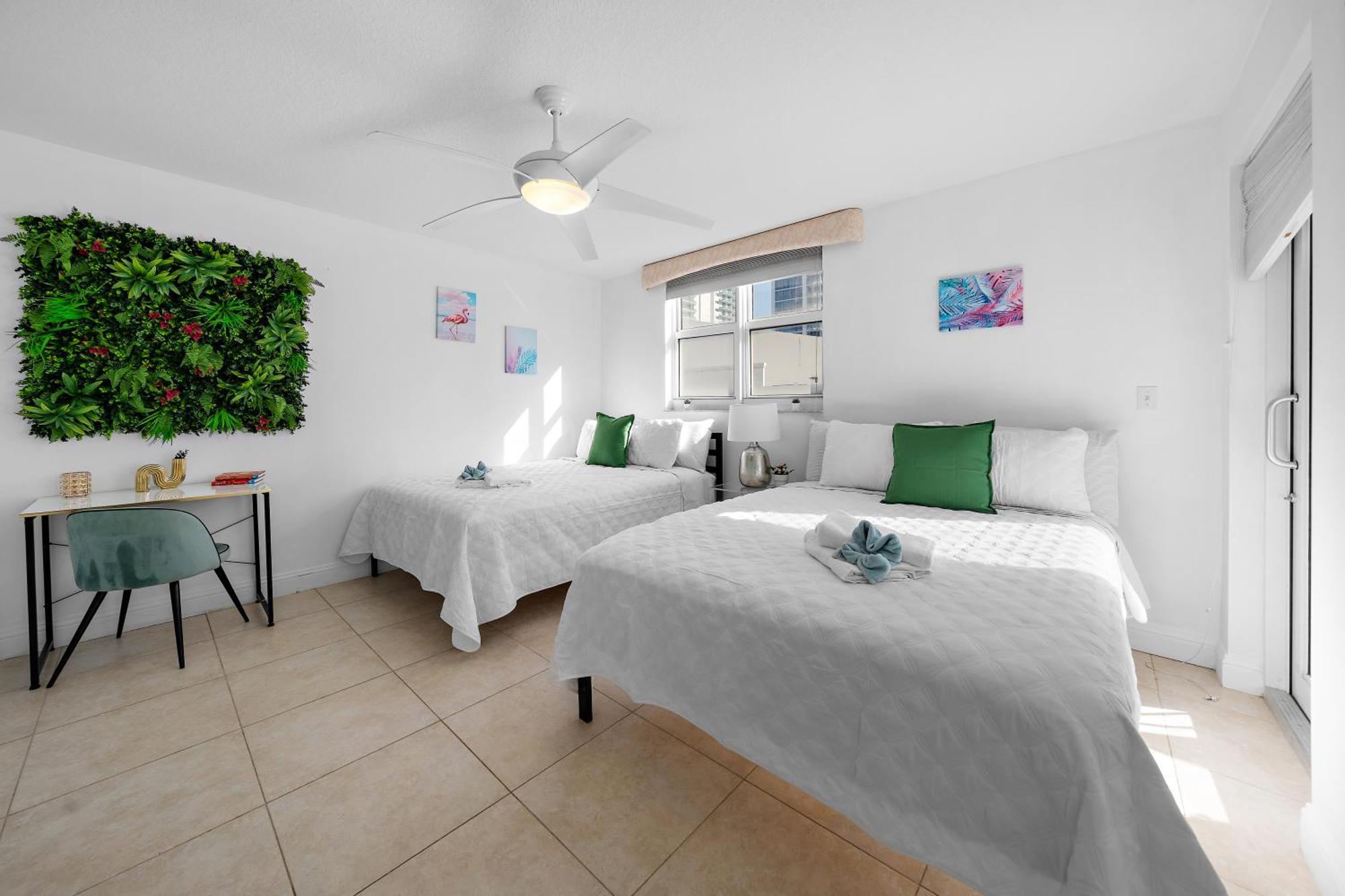 Stylish 2br With Skyline Views, Free Parking, Sleeps 8 *