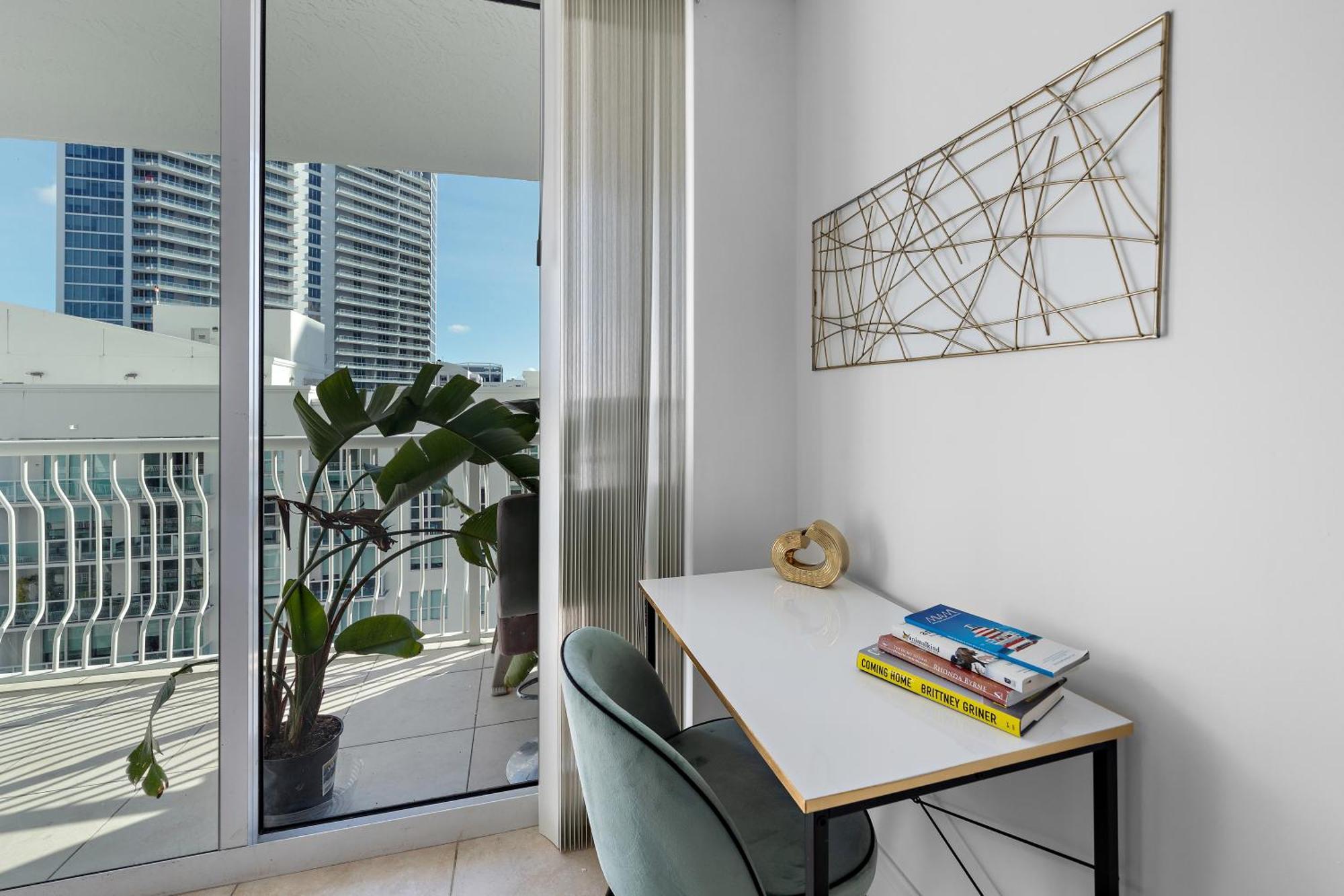 Stylish 2br With Skyline Views, Free Parking, Sleeps 8