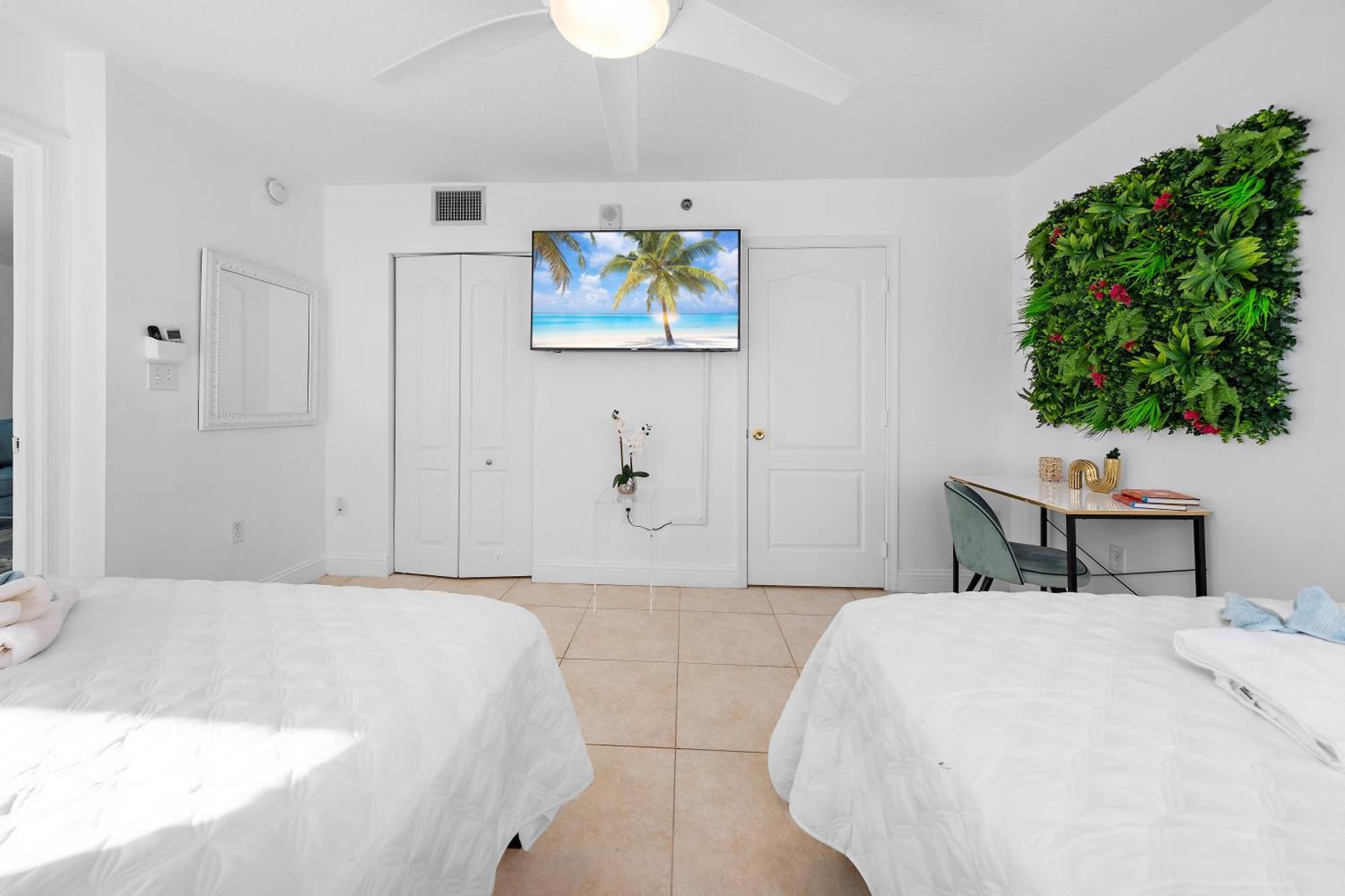 Stylish 2br With Skyline Views, Free Parking, Sleeps 8 Apartment