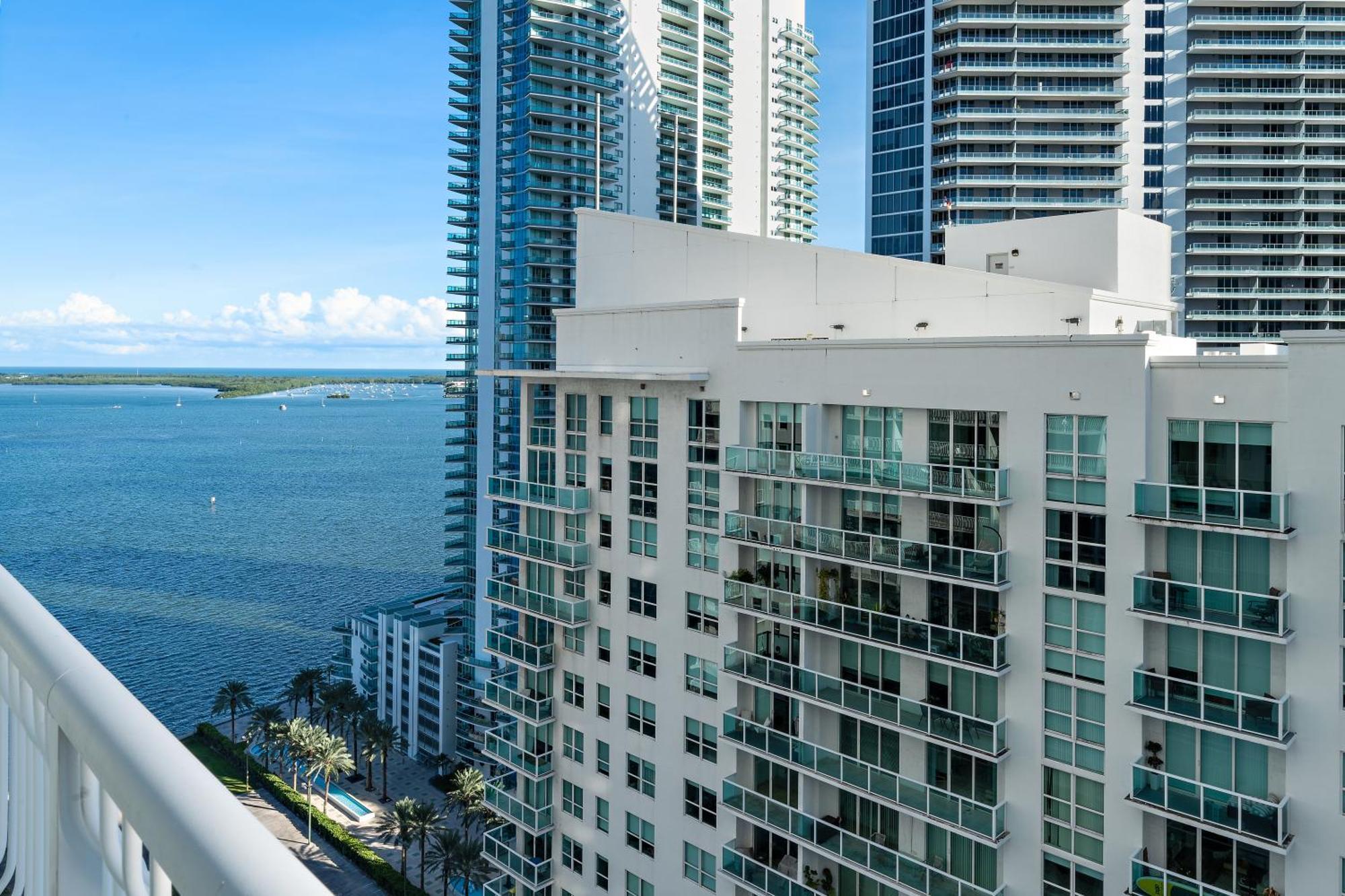Apartment Stylish 2br With Skyline Views, Free Parking, Sleeps 8 Miami