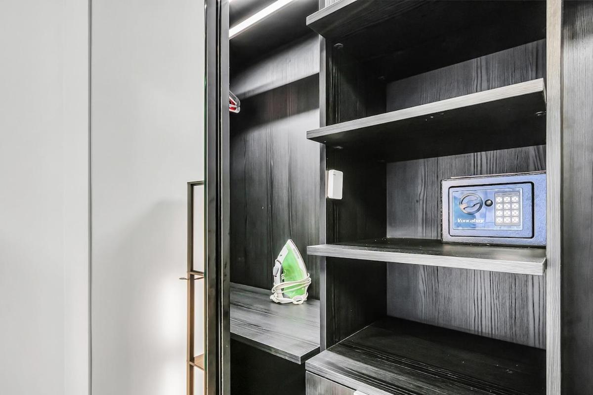 Stylish Tropical Chic 2-bedroom In Downtown *