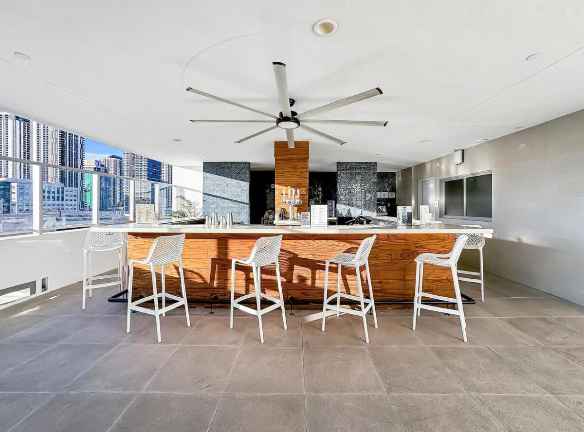 Stylish Tropical Chic 2-bedroom In Downtown Apartment *