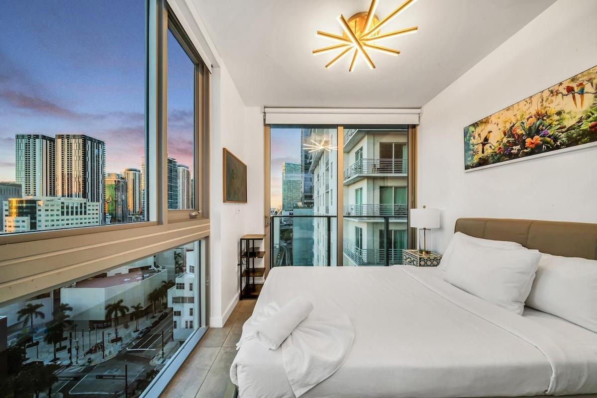 Stylish Tropical Chic 2-bedroom In Downtown