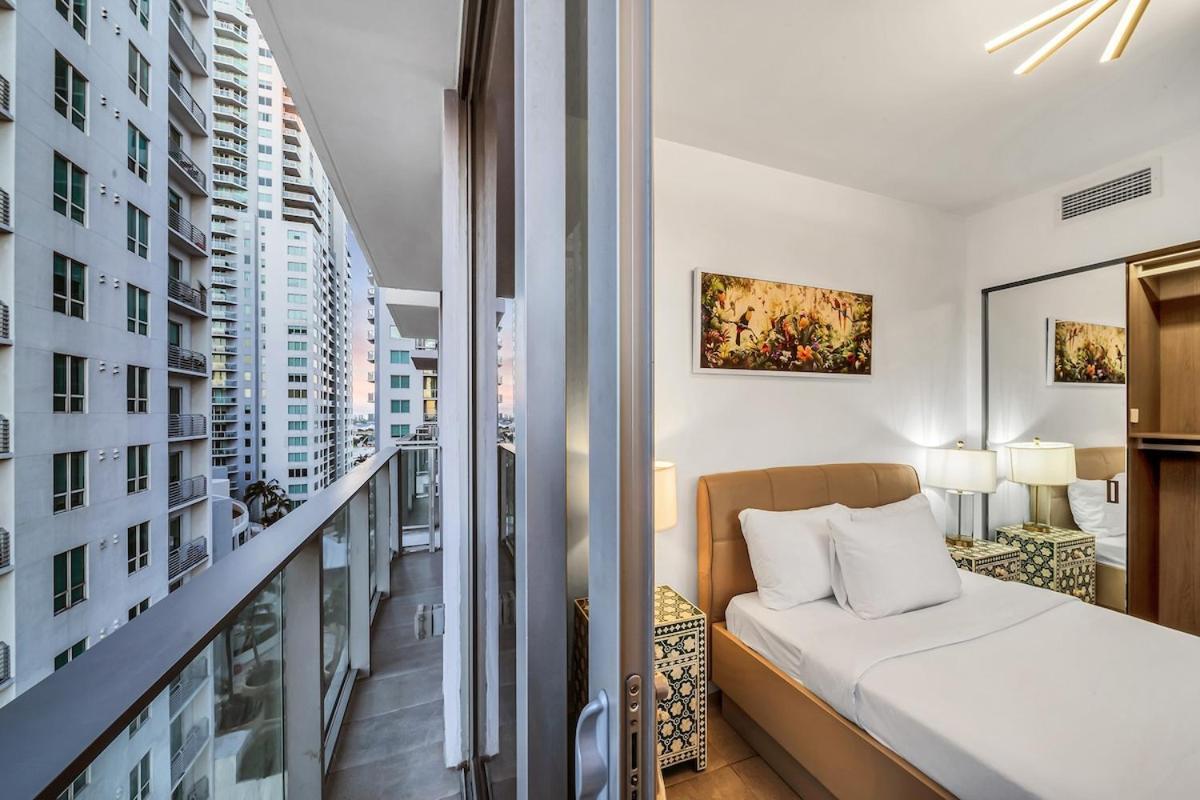 Stylish Tropical Chic 2-bedroom In Downtown