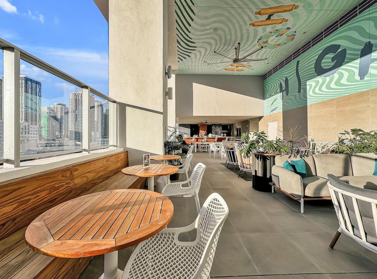 Stylish Tropical Chic 2-bedroom In Downtown Apartment