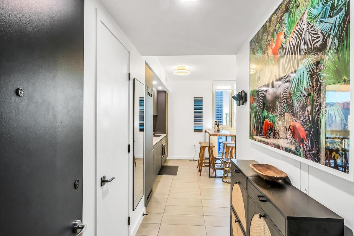 Stylish Tropical Chic 2-bedroom In Downtown Apartment