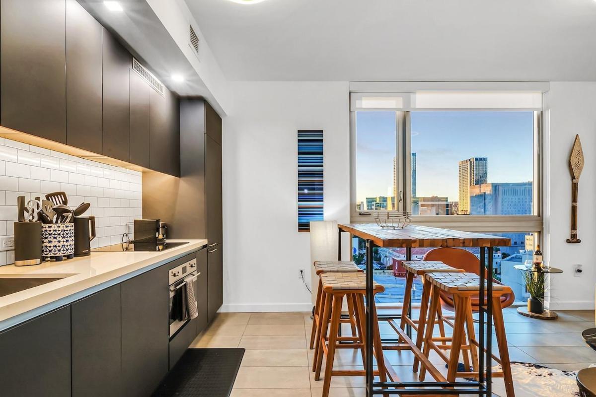 Stylish Tropical Chic 2-bedroom In Downtown