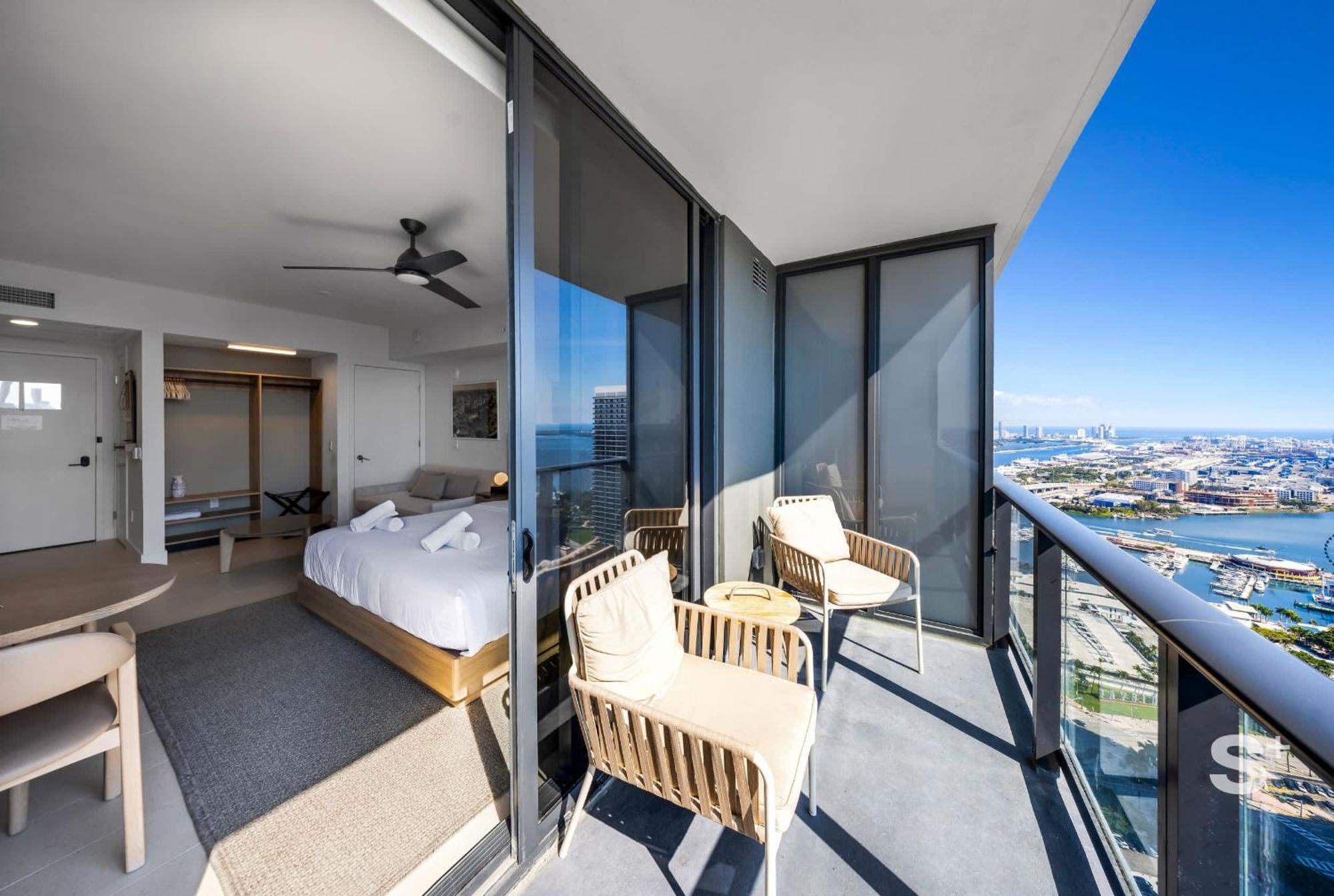 Sky High Sleek In The Heart Of The Apartment *