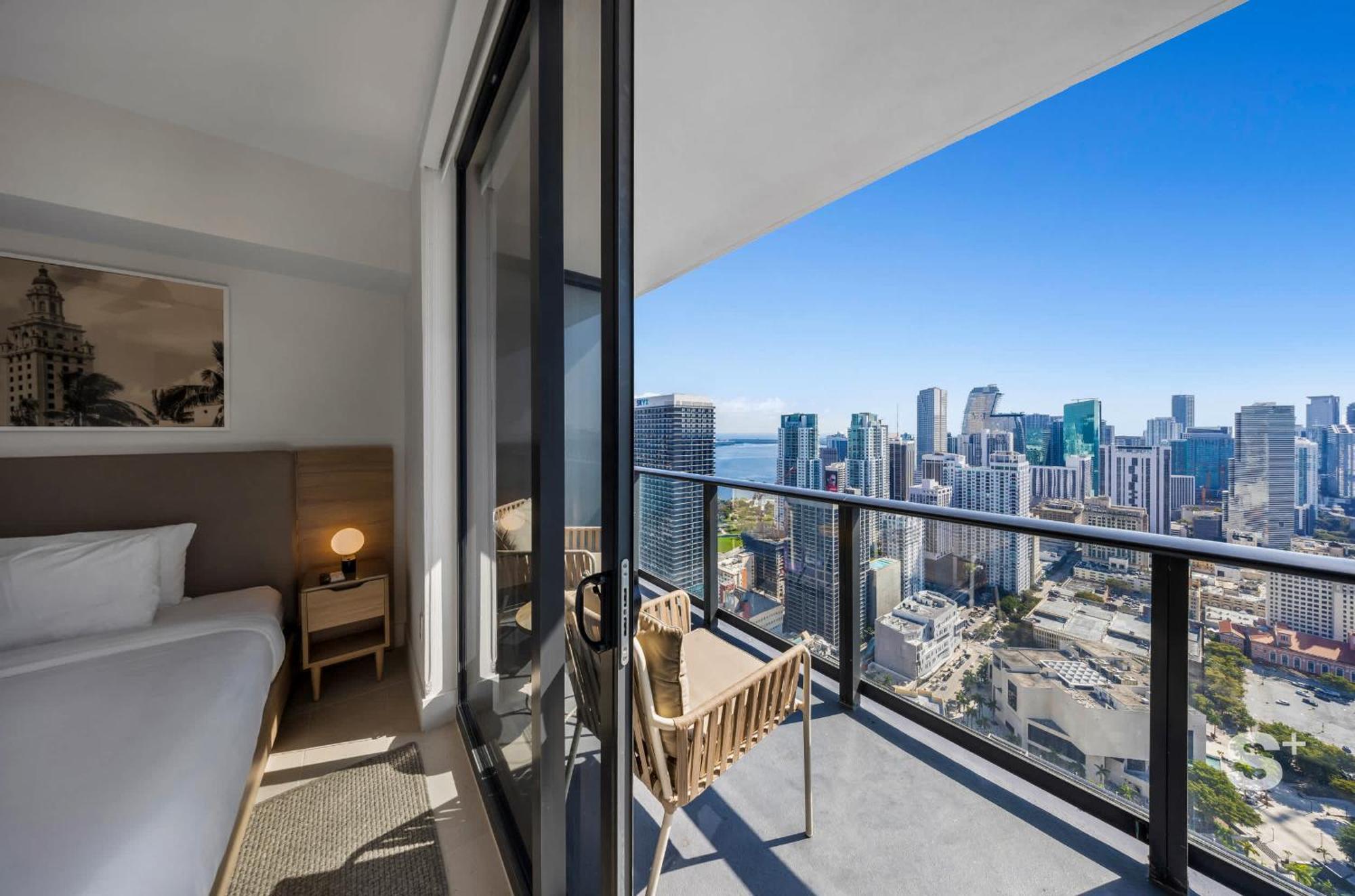 Sky High Sleek In The Heart Of The Apartment