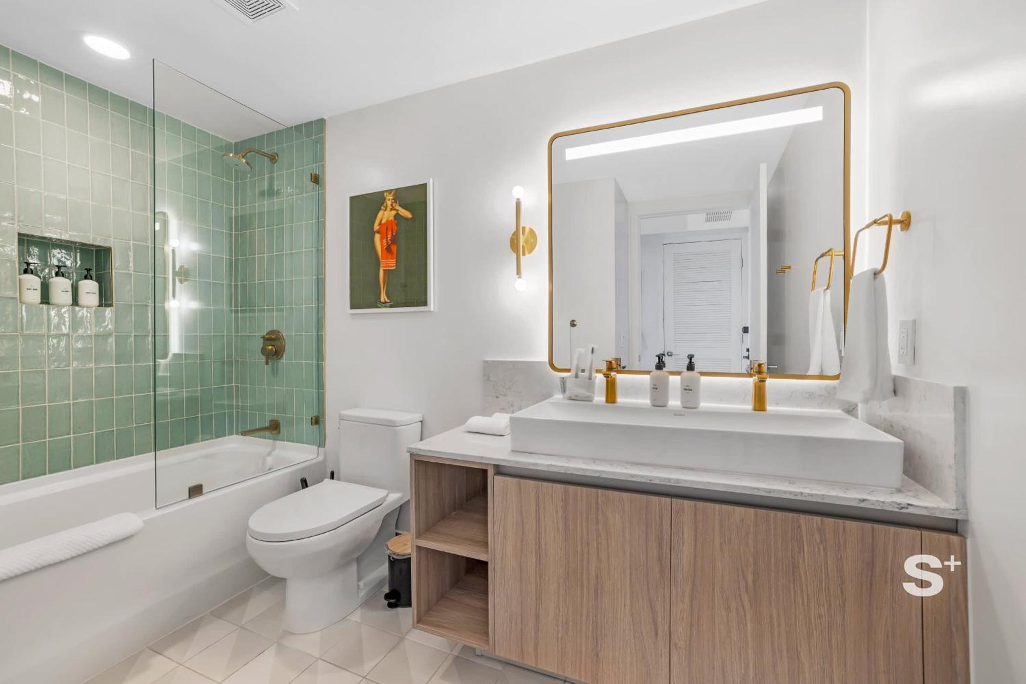 Sky High Sleek In The Heart Of The Apartment *