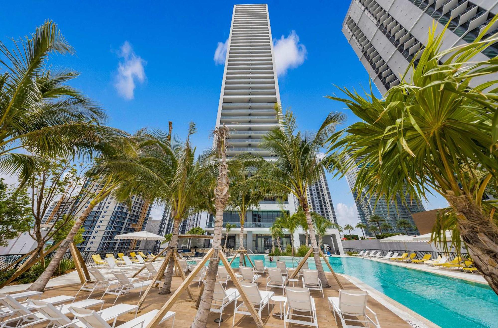 Stylish Downtown 1 Bedroom With Skyline Vibes Apartment *