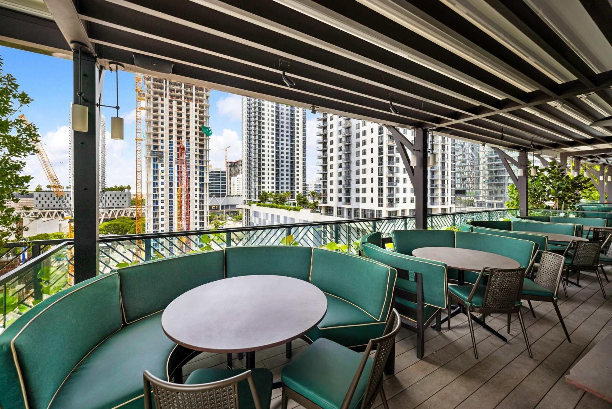 Stylish Downtown 1 Bedroom With Skyline Vibes *