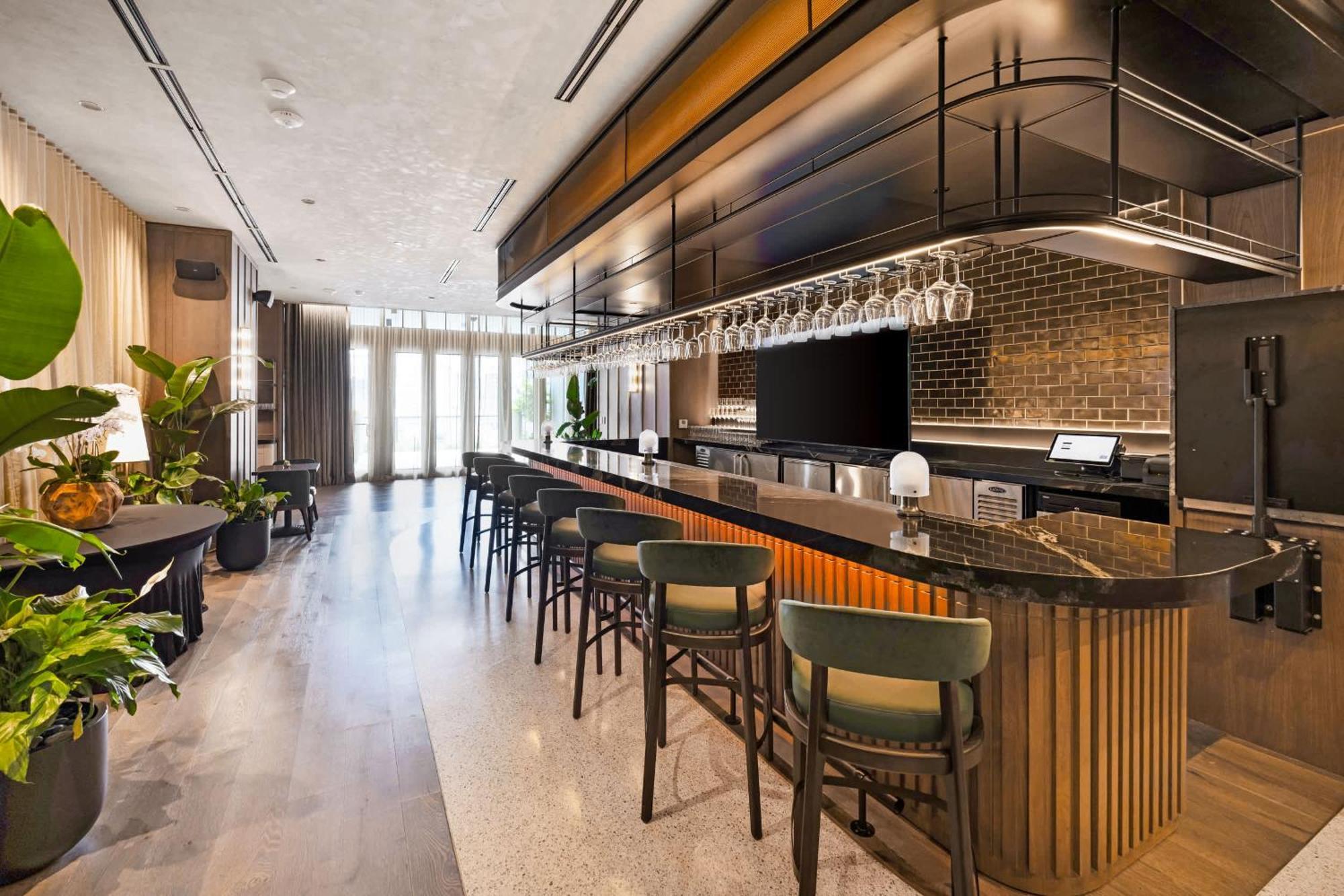Stylish Downtown 1 Bedroom With Skyline Vibes Apartment