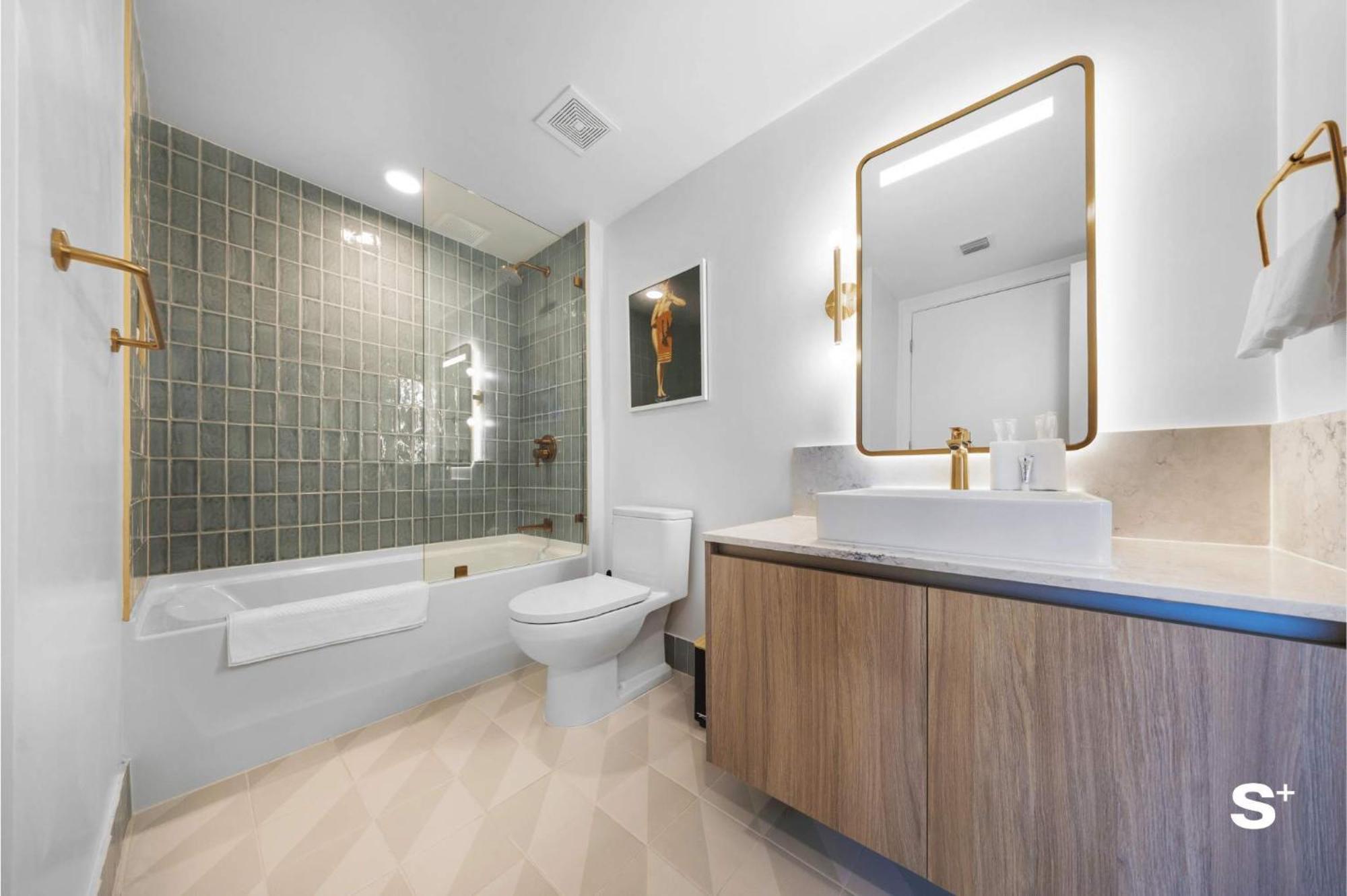 Stylish Downtown 1 Bedroom With Skyline Vibes