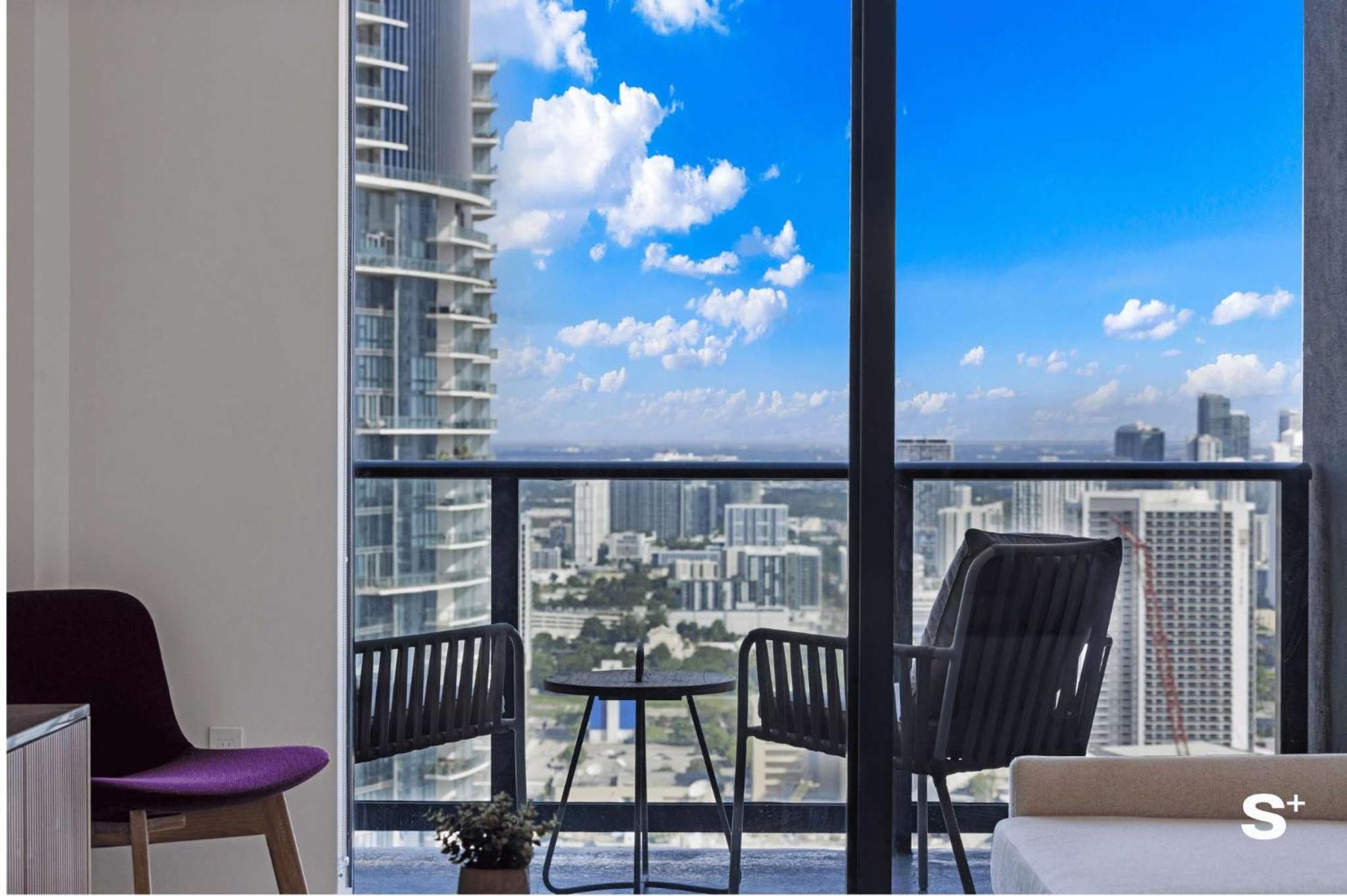 Stylish Downtown 1 Bedroom With Skyline Vibes *