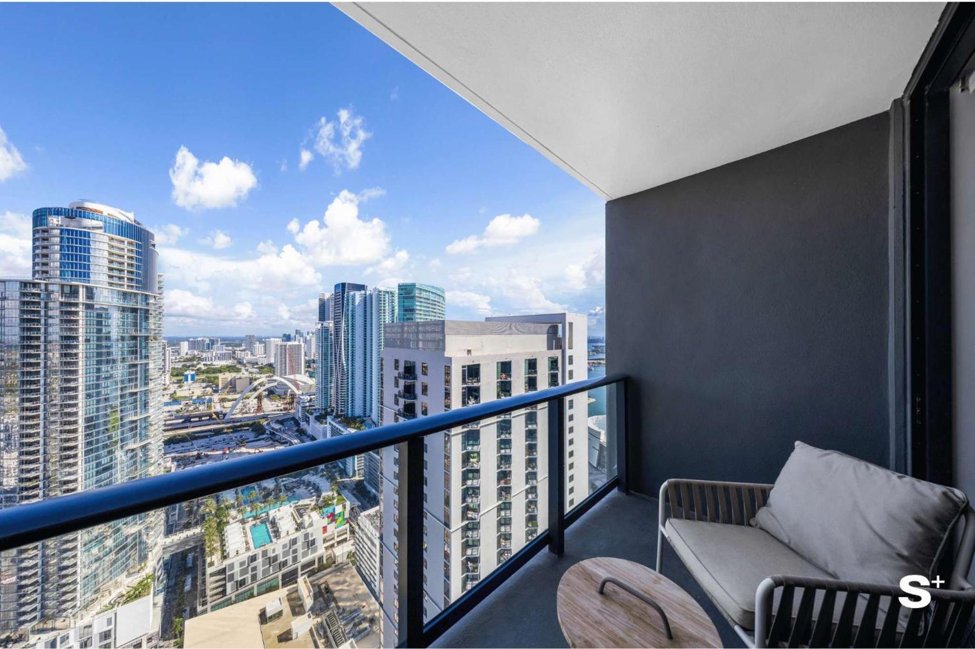 Stylish Downtown 1 Bedroom With Skyline Vibes Apartment *
