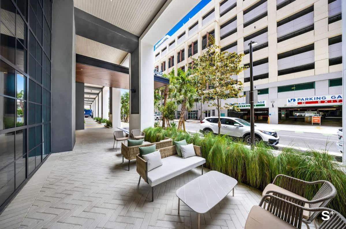 Sky High Sleek In The Heart Of The Apartment