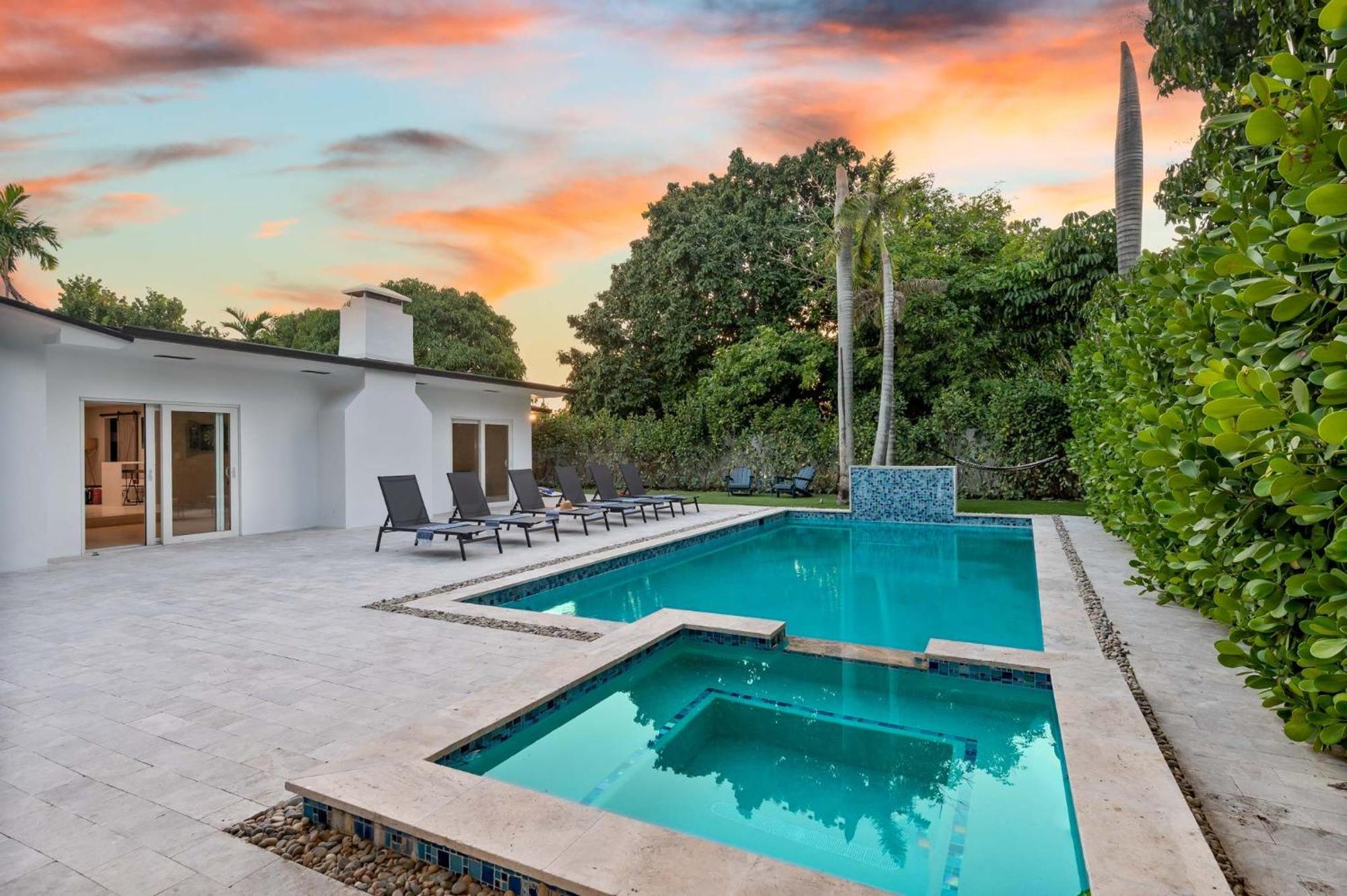 Luxe Heated Pool Fire Pit Games * Miami