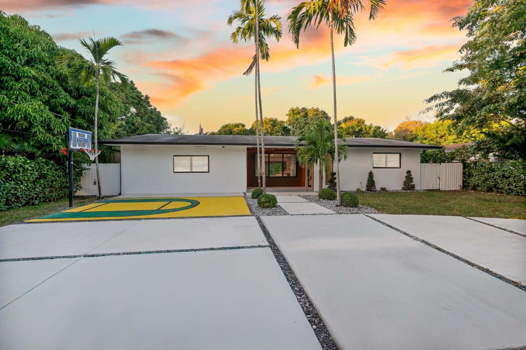 Holiday home Luxe Heated Pool Fire Pit Games *