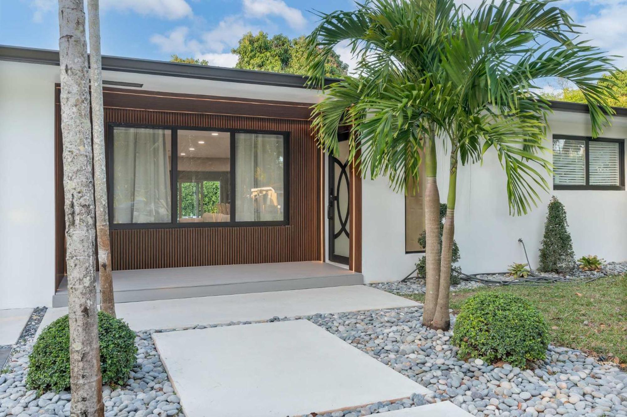 Luxe Heated Pool Fire Pit Games Holiday home Miami