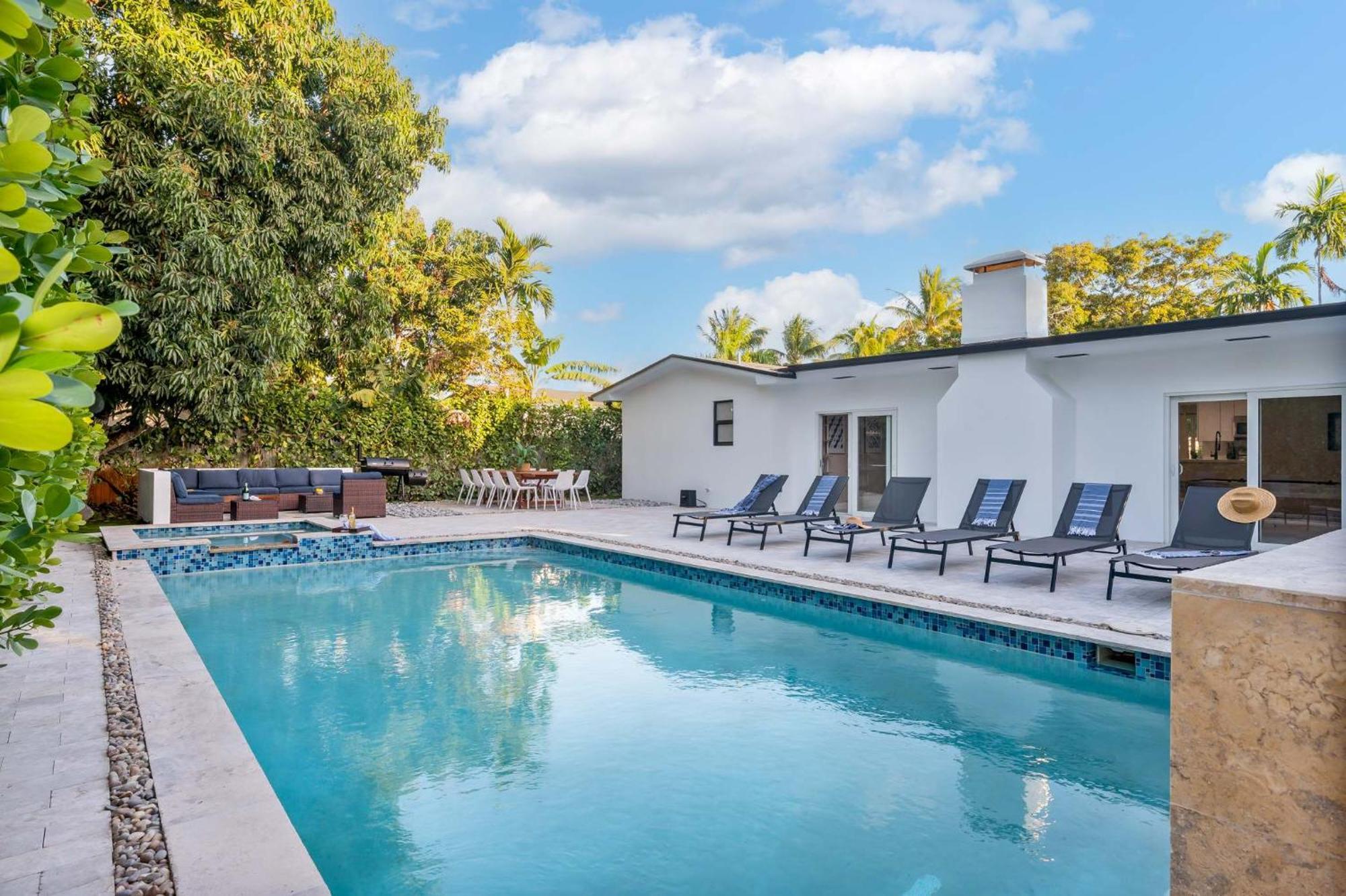 Luxe Heated Pool Fire Pit Games * Miami