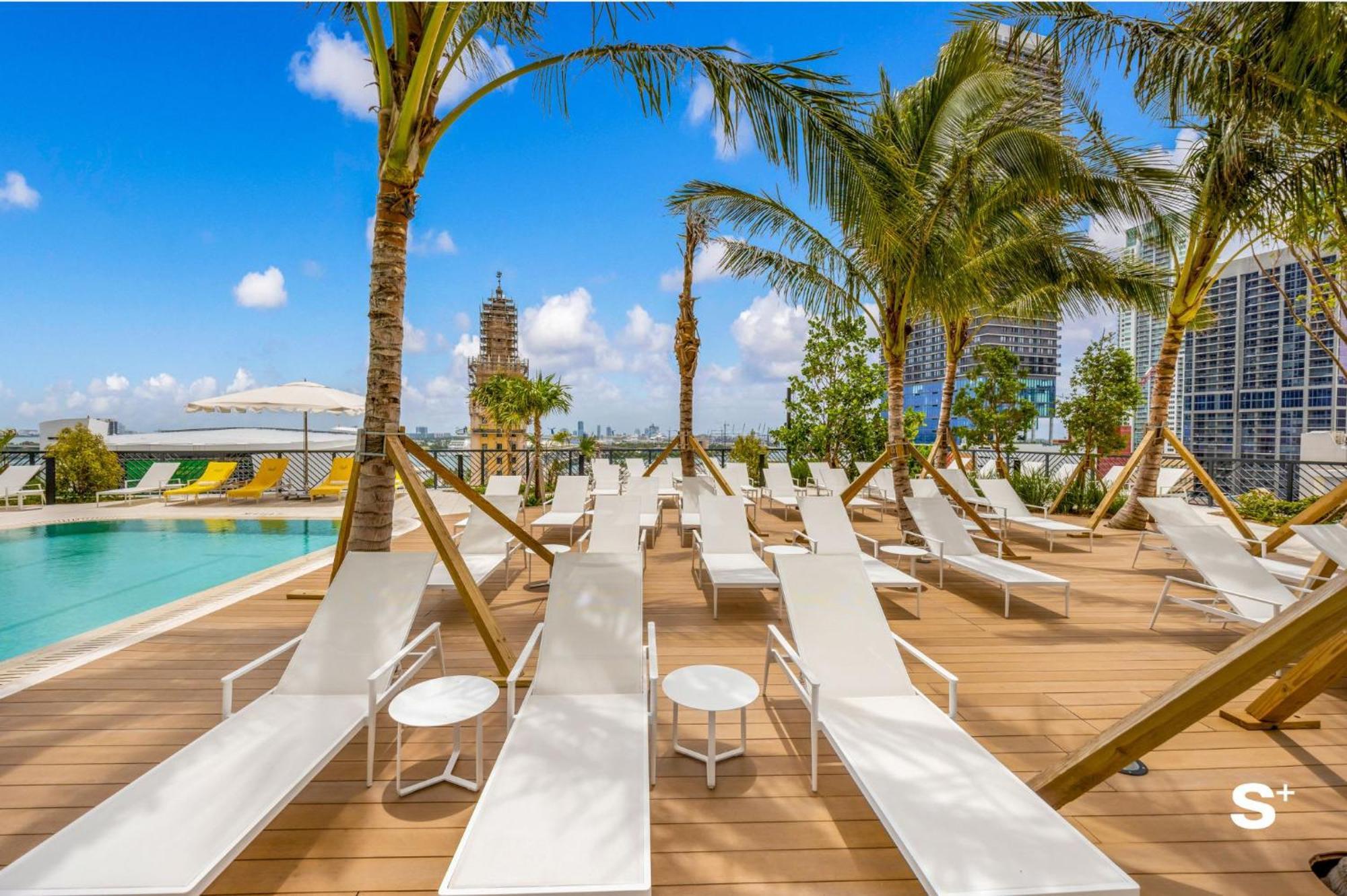 Luxe Retreat Modern 2-br With Water Views Apartment *