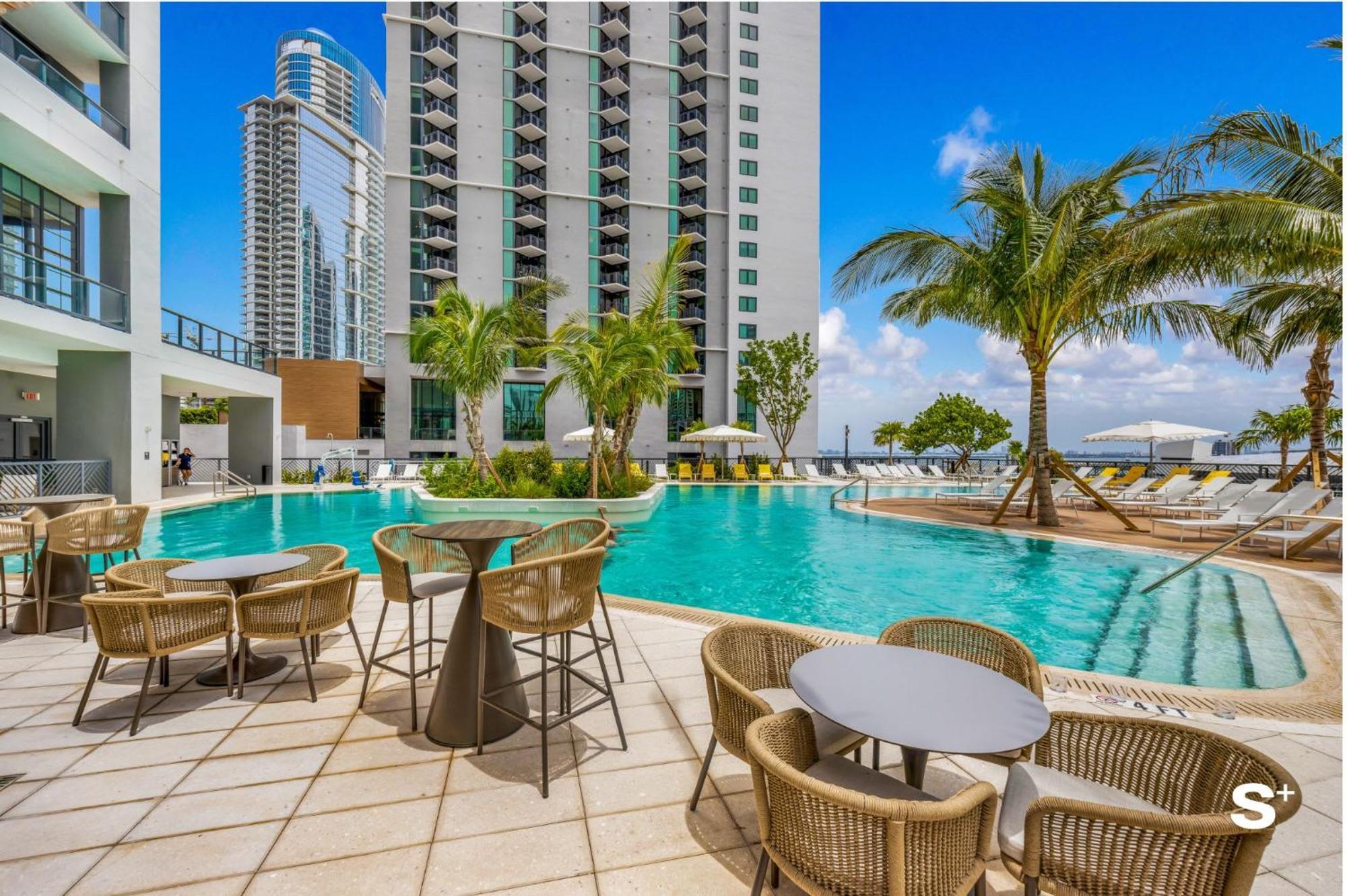 Apartment Luxe Retreat Modern 2-br With Water Views