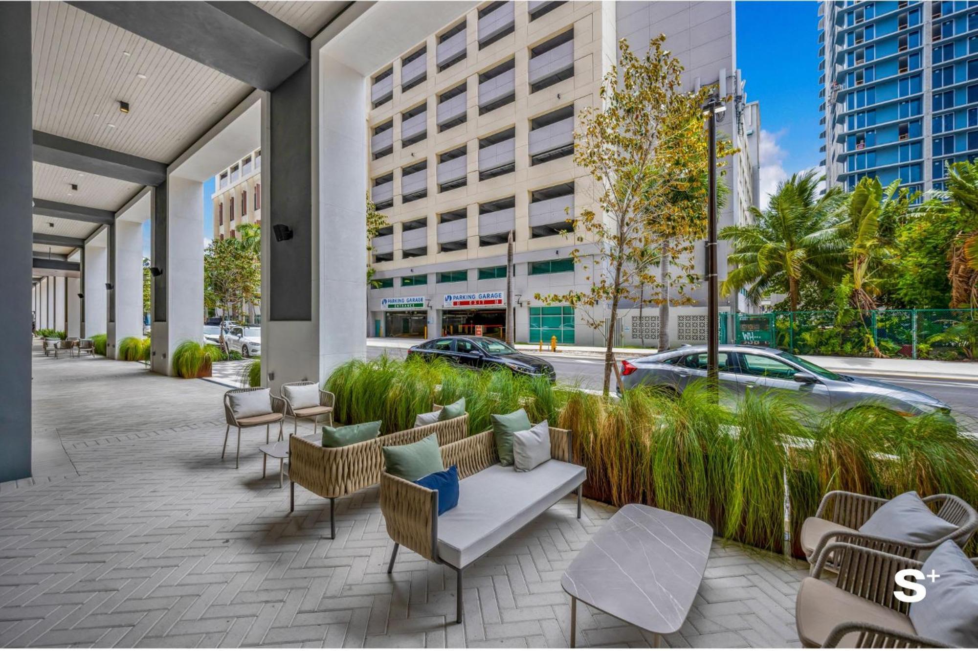 Apartment Luxe Retreat Modern 2-br With Water Views