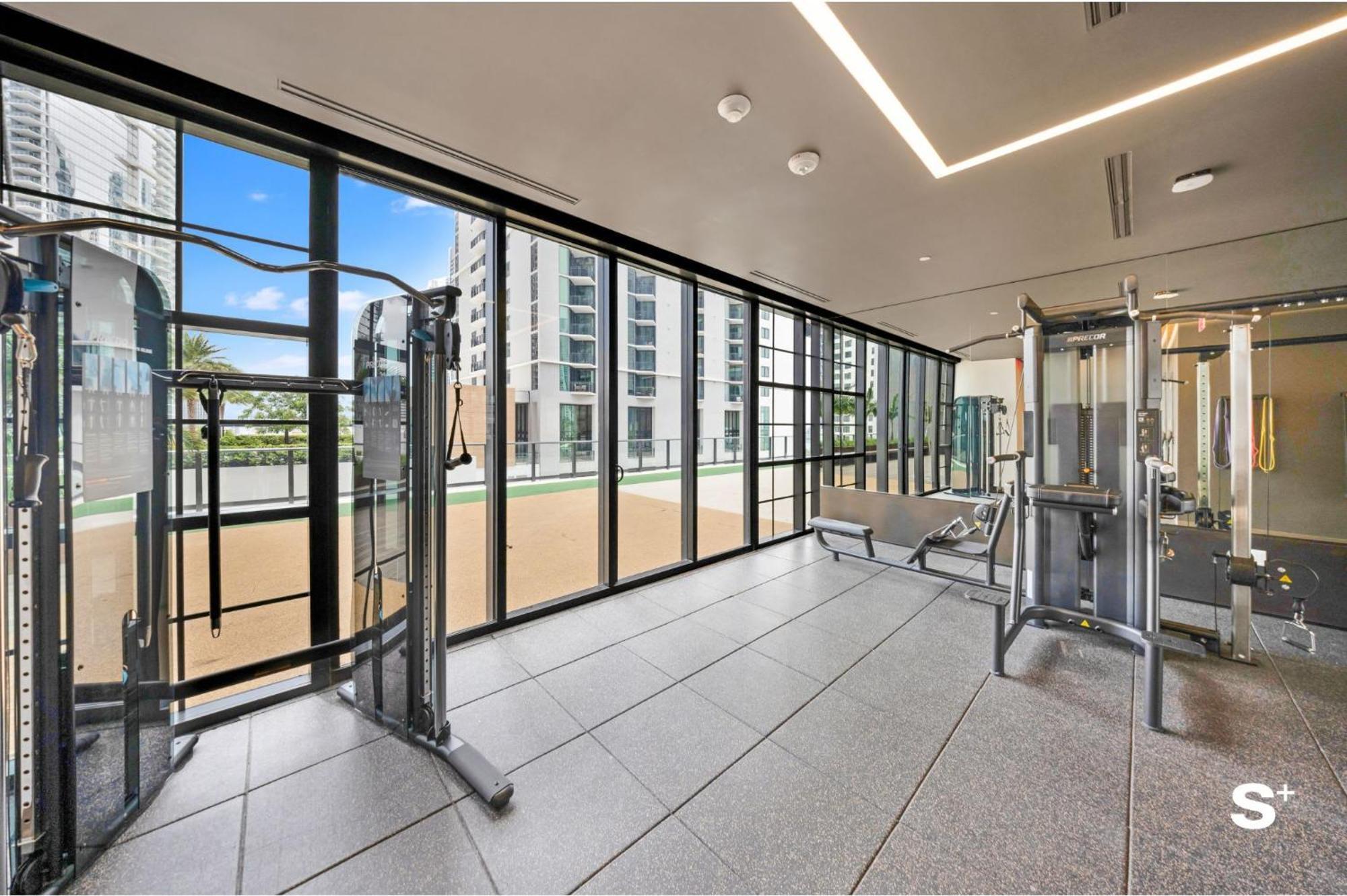 Luxe Retreat Modern 2-br With Water Views Apartment Miami