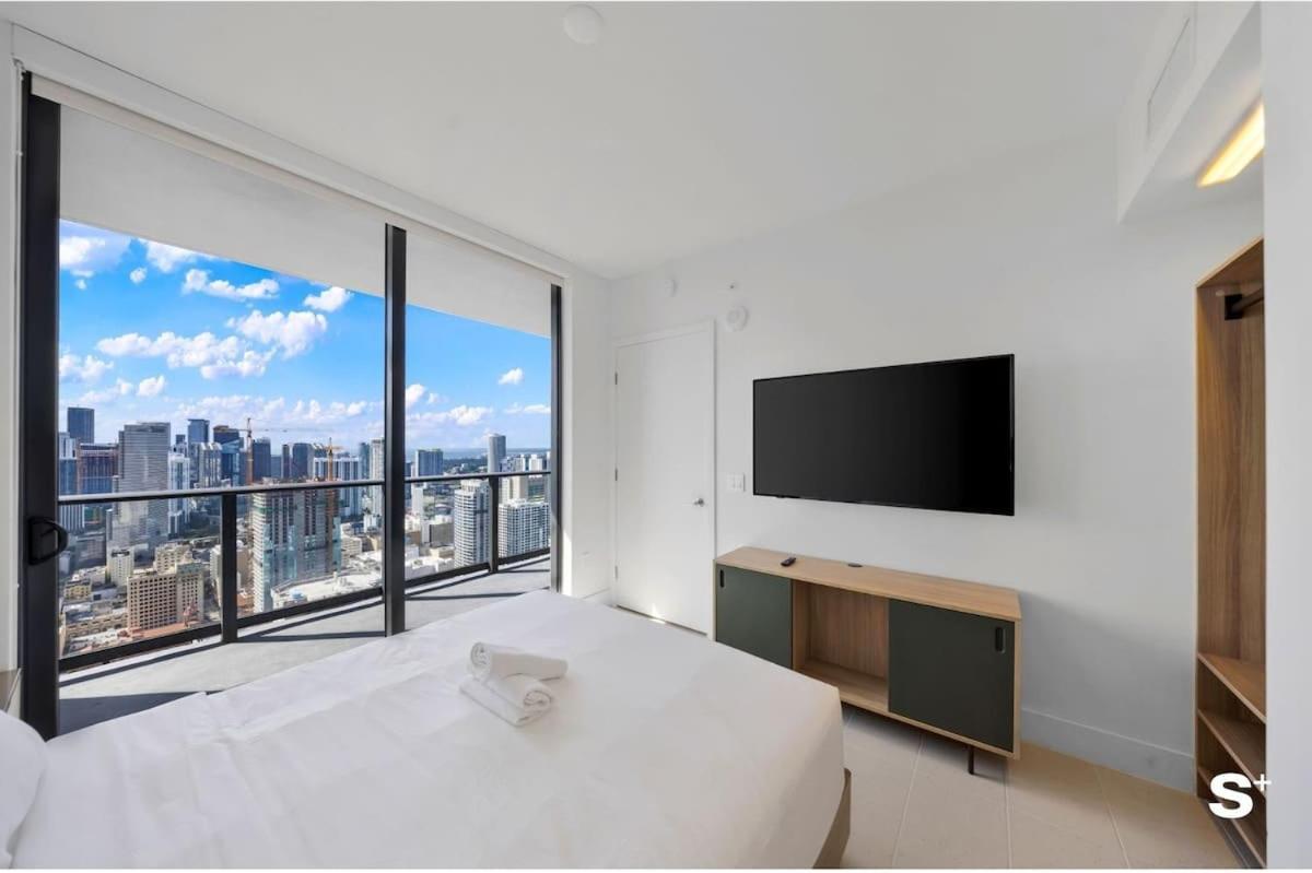 Luxe Retreat Modern 2-br With Water Views Apartment *