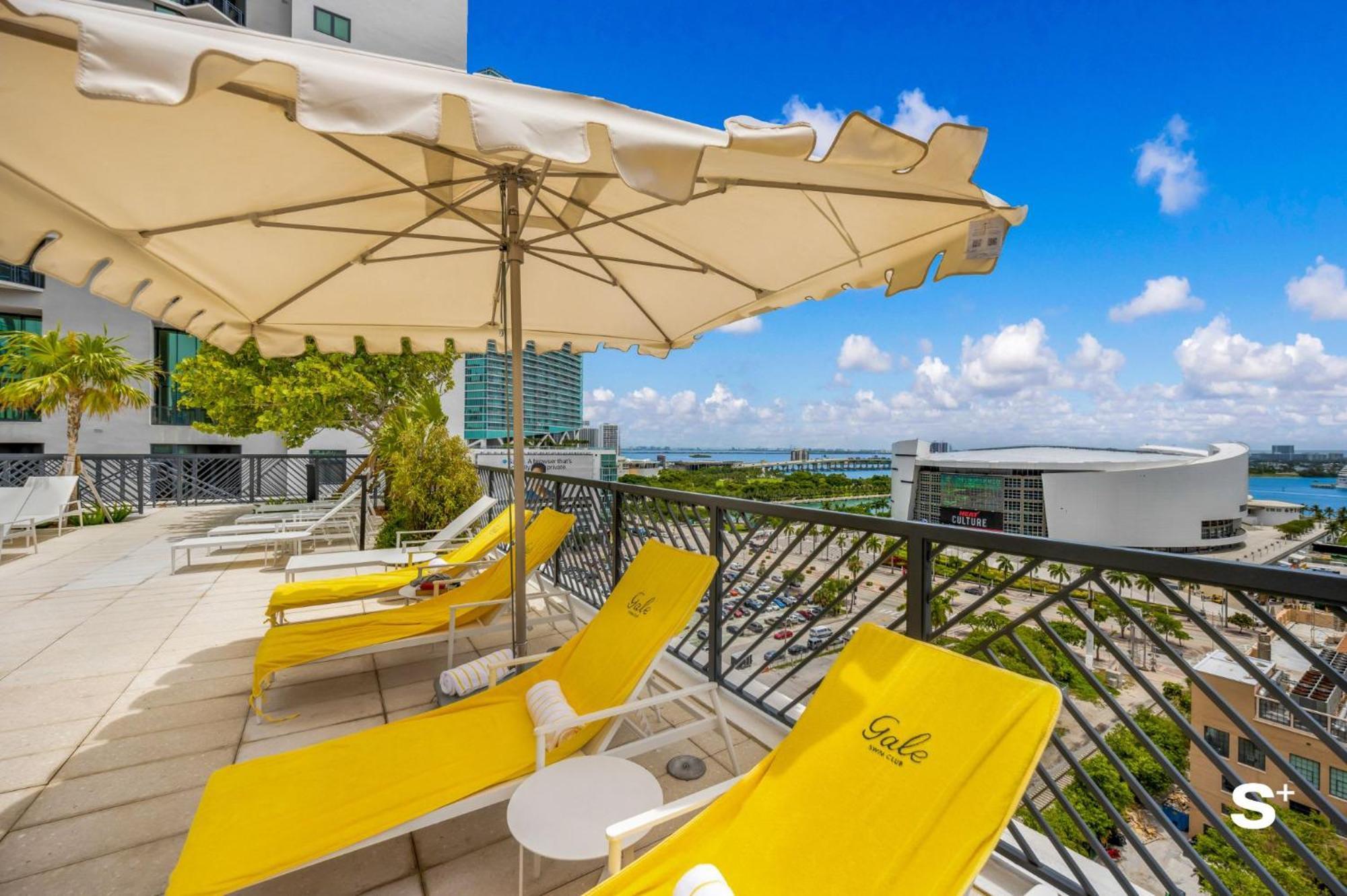 Luxe Retreat Modern 2-br With Water Views Apartment *