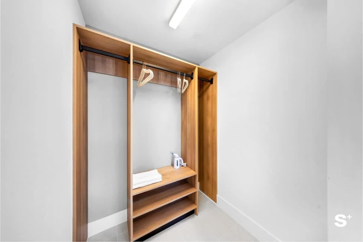 Apartment Luxe Retreat Modern 2-br With Water Views