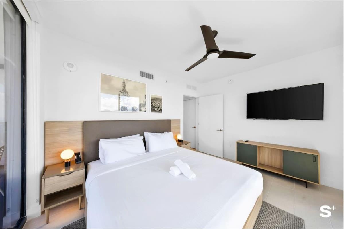 Luxe Retreat Modern 2-br With Water Views Miami