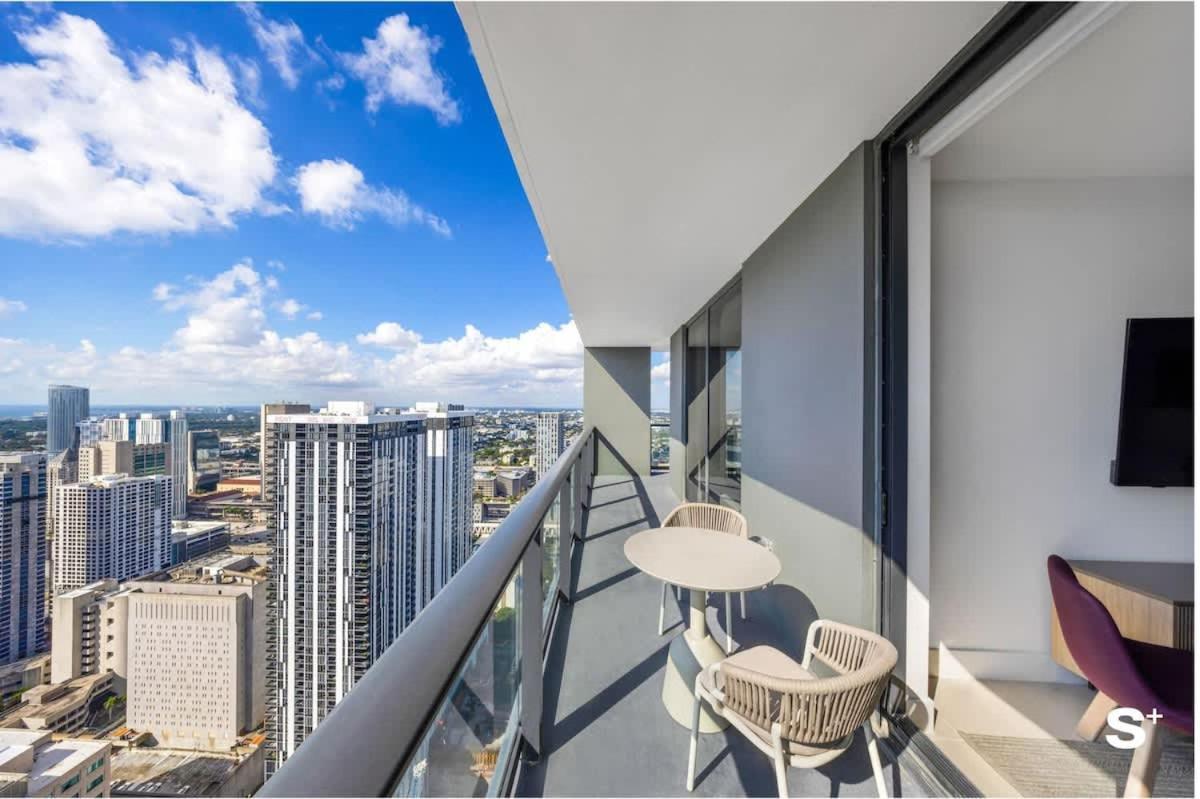 Apartment Luxe Retreat Modern 2-br With Water Views