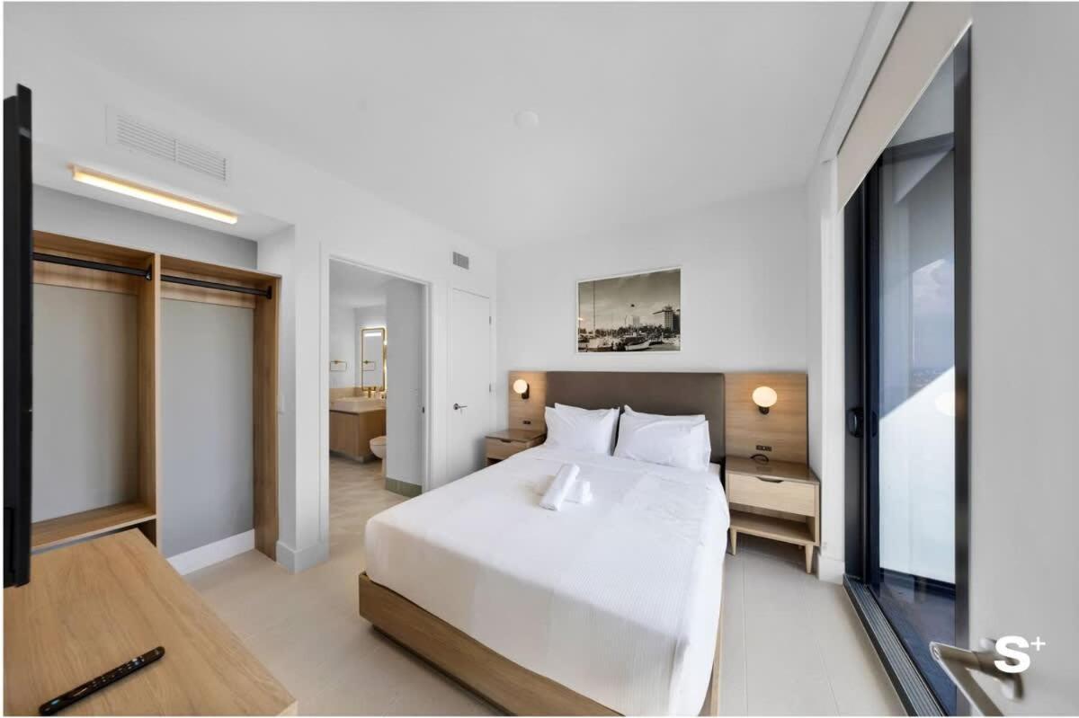 Luxe Retreat Modern 2-br With Water Views Apartment Miami