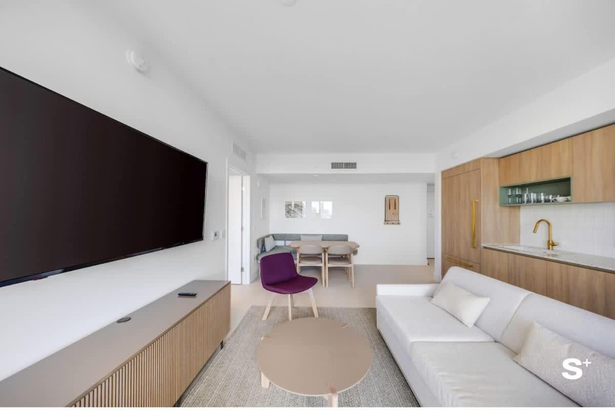 Luxe Retreat Modern 2-br With Water Views * Miami
