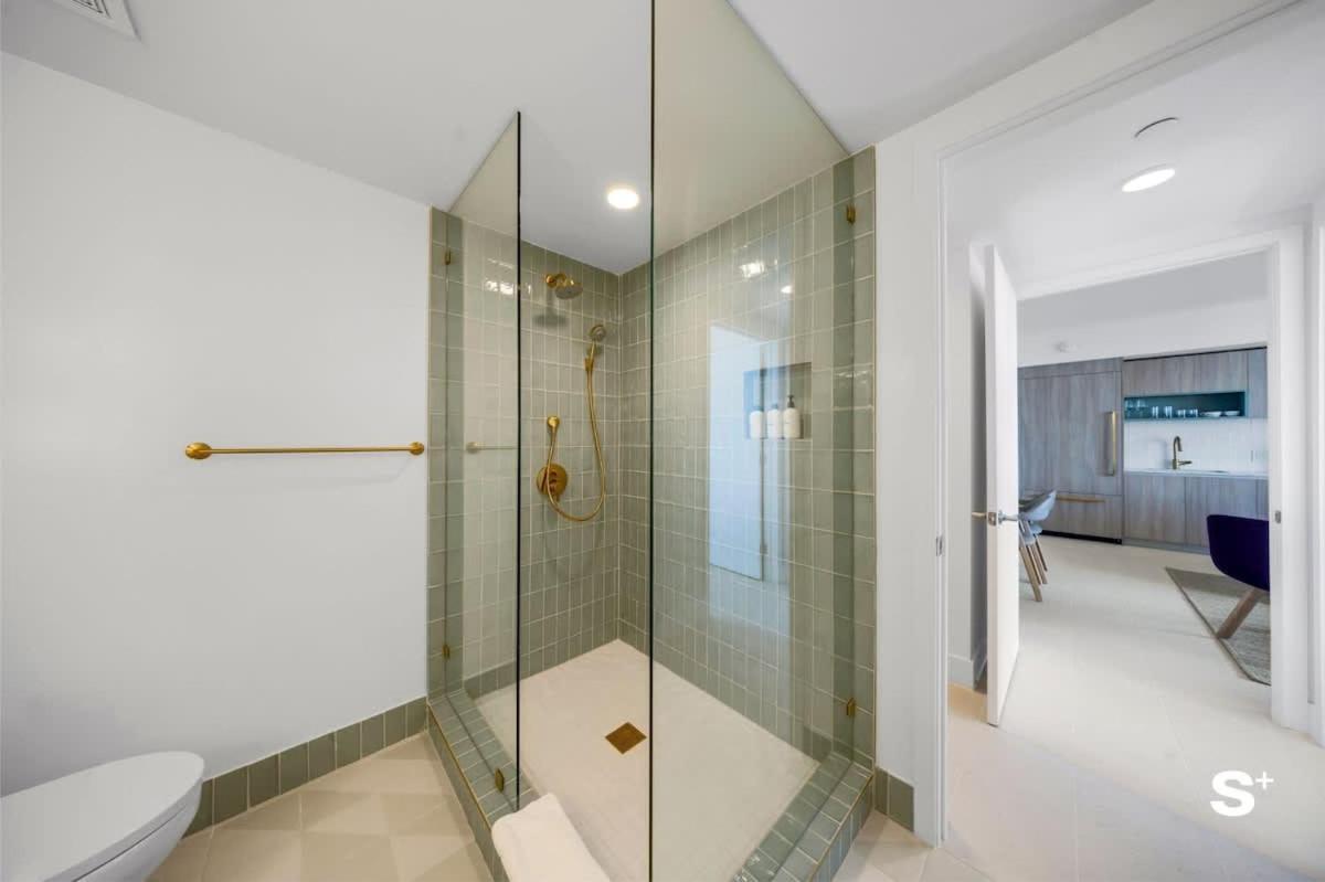 Apartment Luxe Retreat Modern 2-br With Water Views *