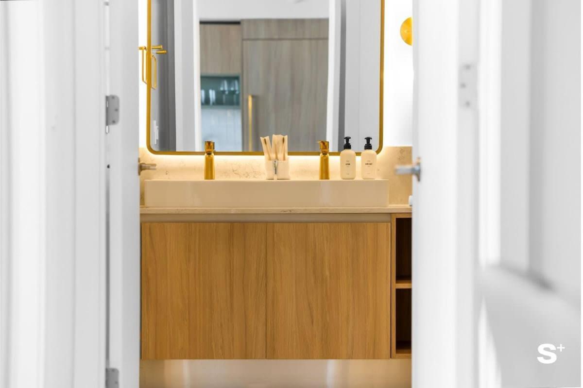 Luxe Retreat Modern 2-br With Water Views *