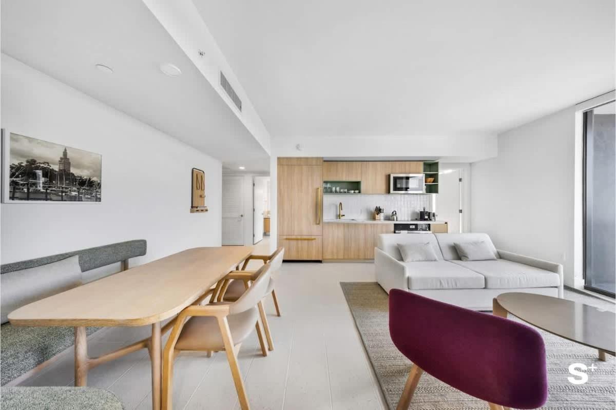 Apartment Luxe Retreat Modern 2-br With Water Views
