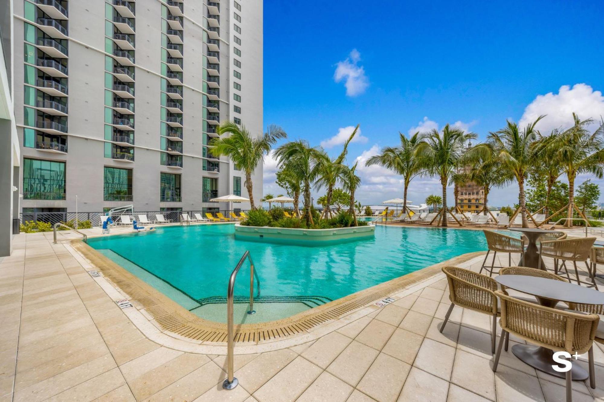 Luxe Retreat Modern 2-br With Water Views Miami