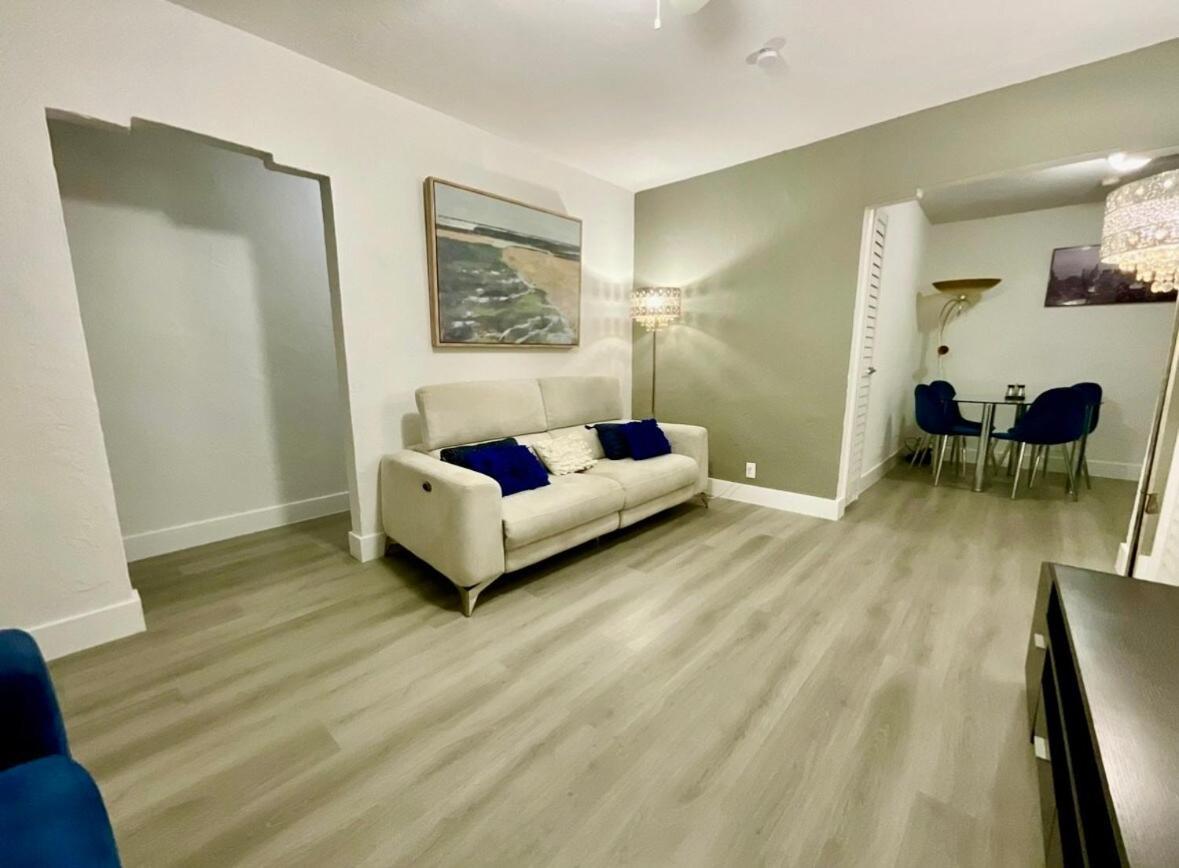 Escape, 3br, Parking, 15 Min To Airport! Holiday home