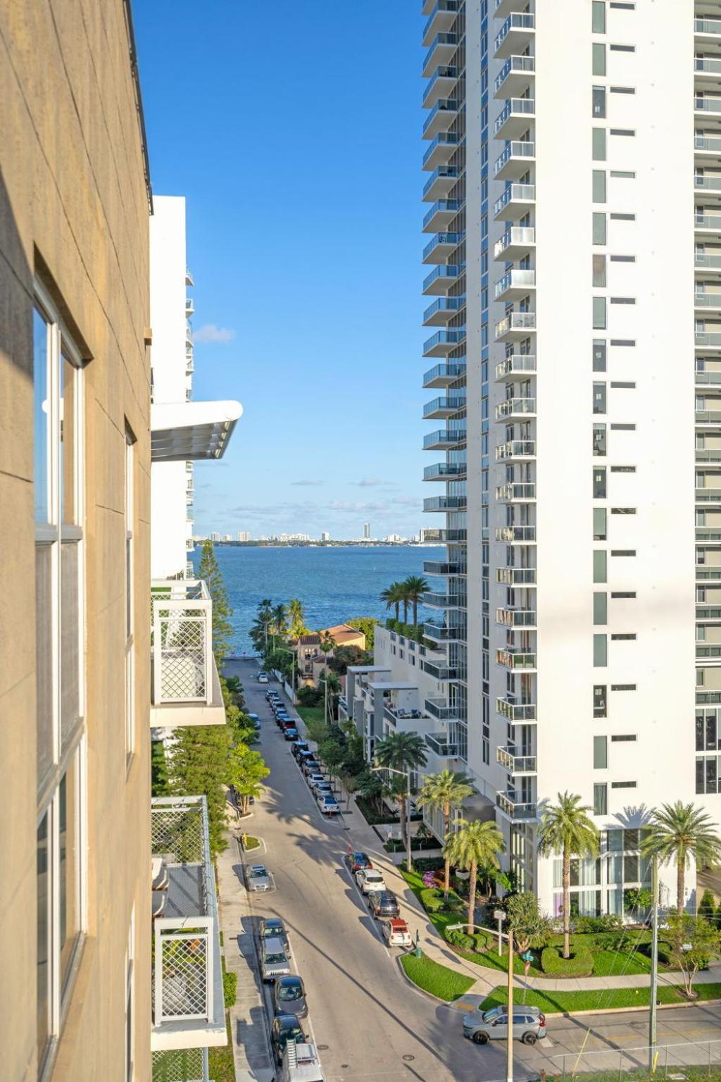 Luxury 2br With Views On Biscayne Blvd Apartment